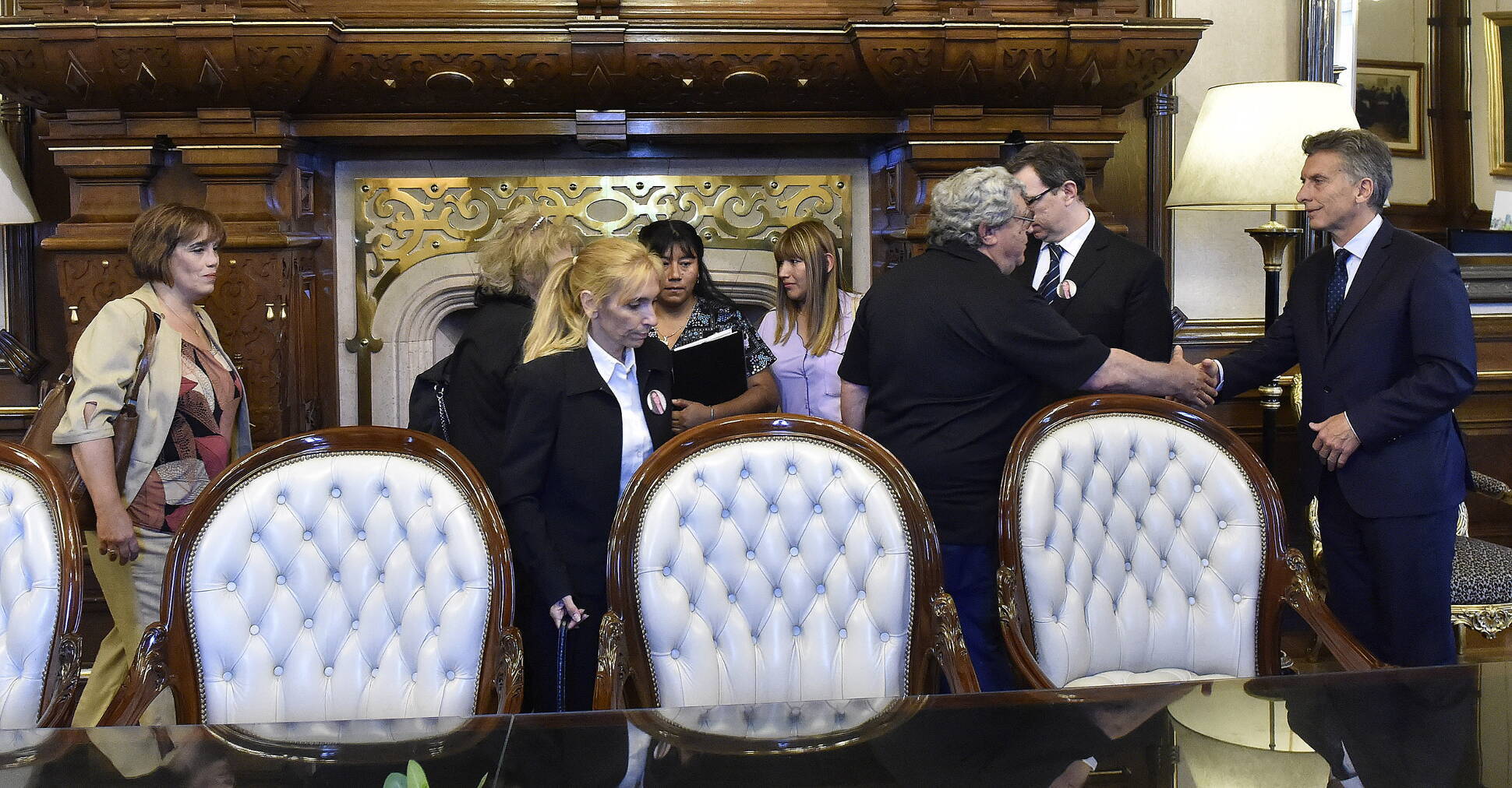 Mauricio Macri junto a familiares de víctimas de violencia de género en Casa de Gobierno