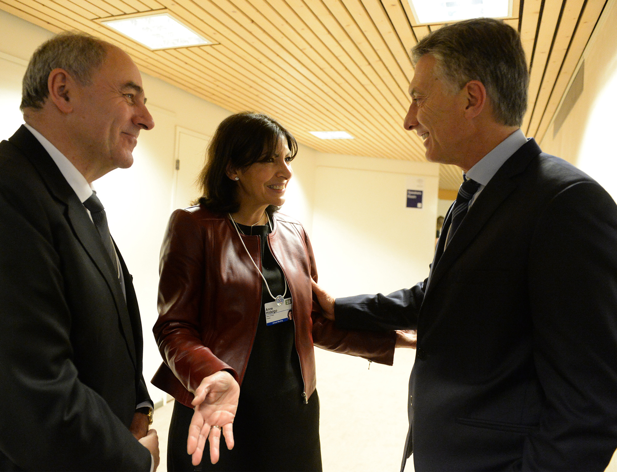 Mauricio Macri se encontró en Davos con la alcaldesa de París, Anne Hidalgo.