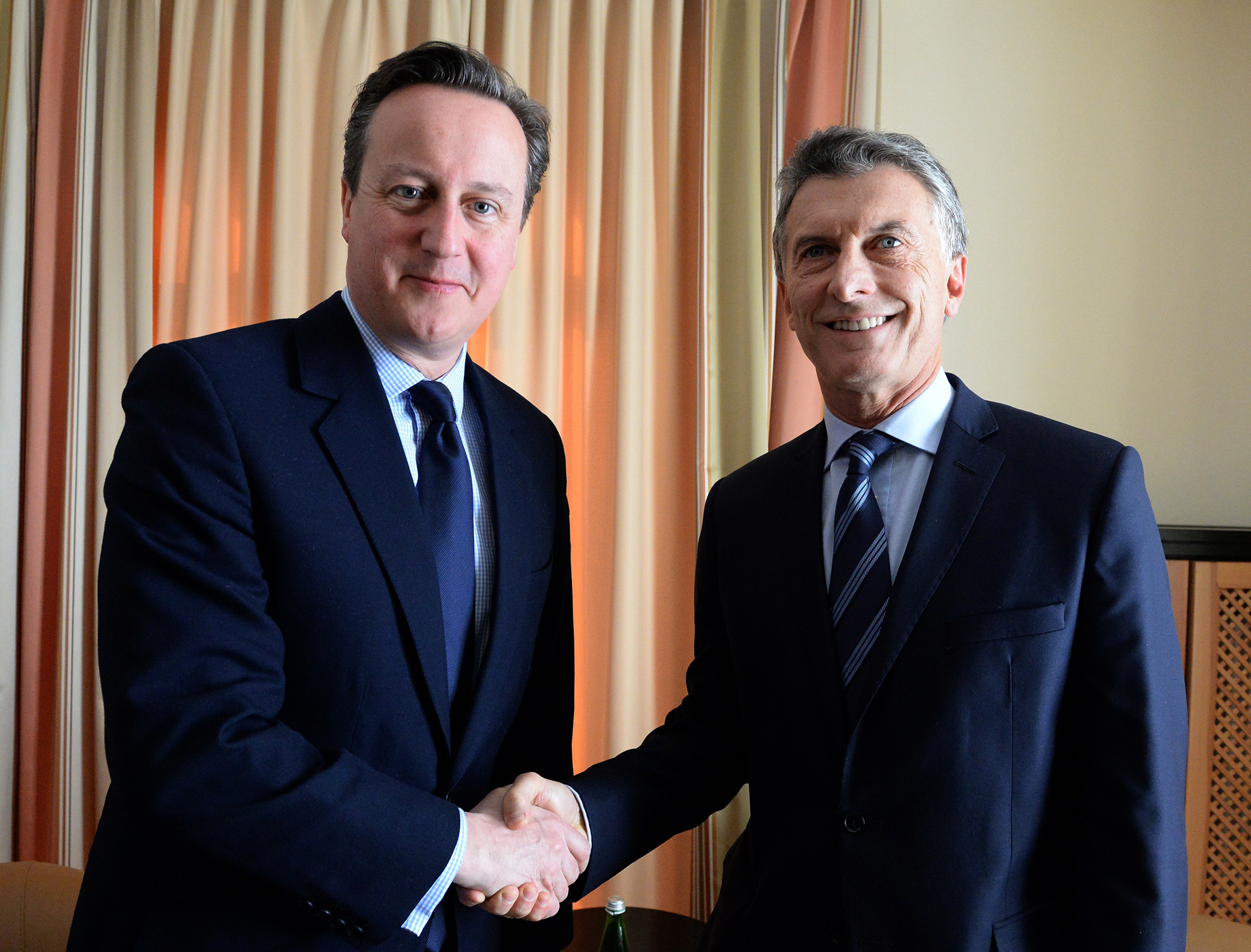  El presidente se reunió con el primer ministro británico, David Cameron, en Davos
