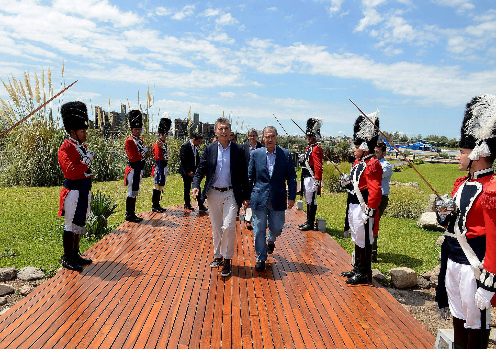 Mauricio Macri fue recibido por el cordón de honor de la gobernación, Federales de Bustos, en homenaje al primer gobernador provincial Juan Bautista Bustos.