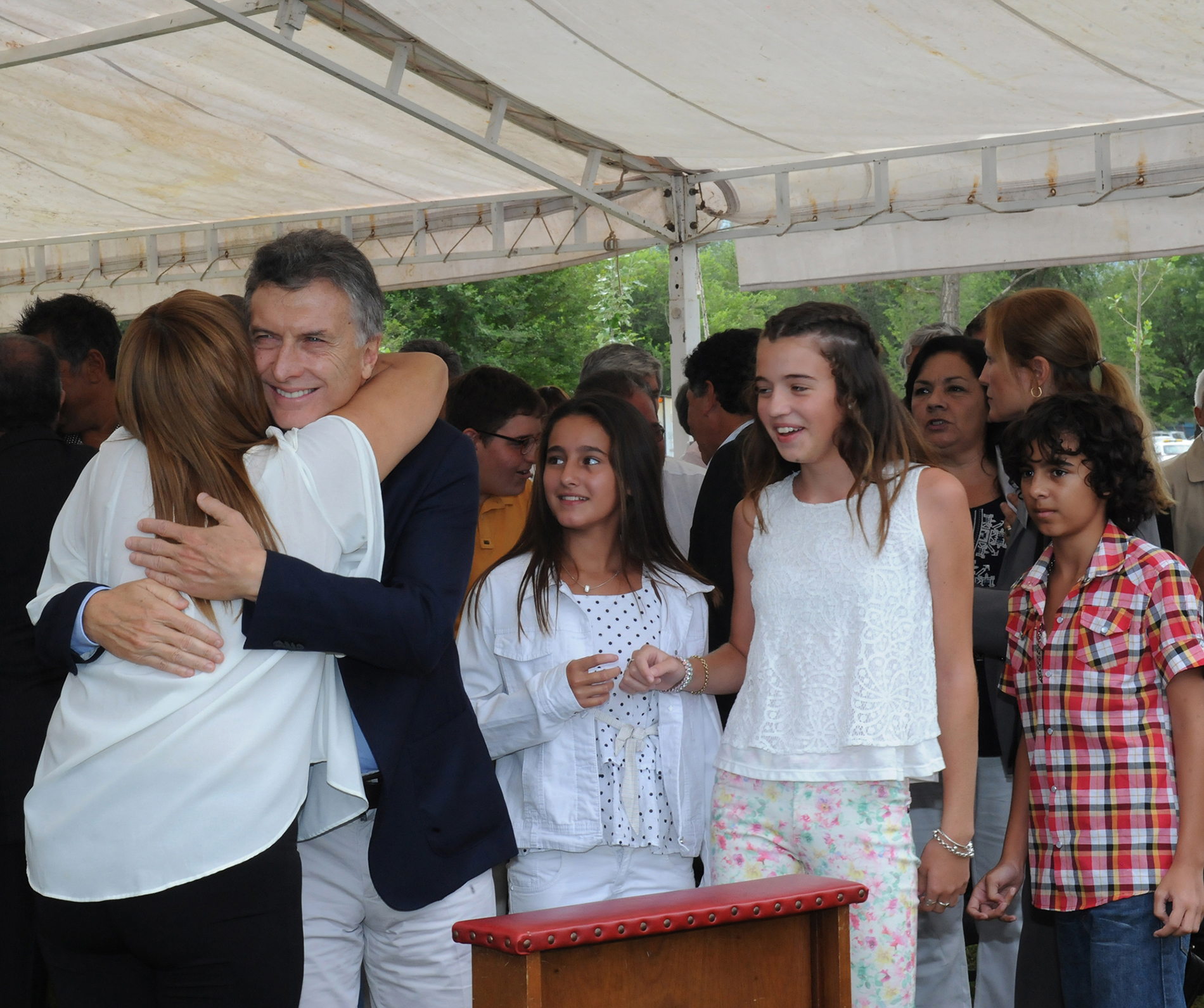 Macri recibe el saludo de varias personas que asistieron a la misa en memoria del cura José Brochero.