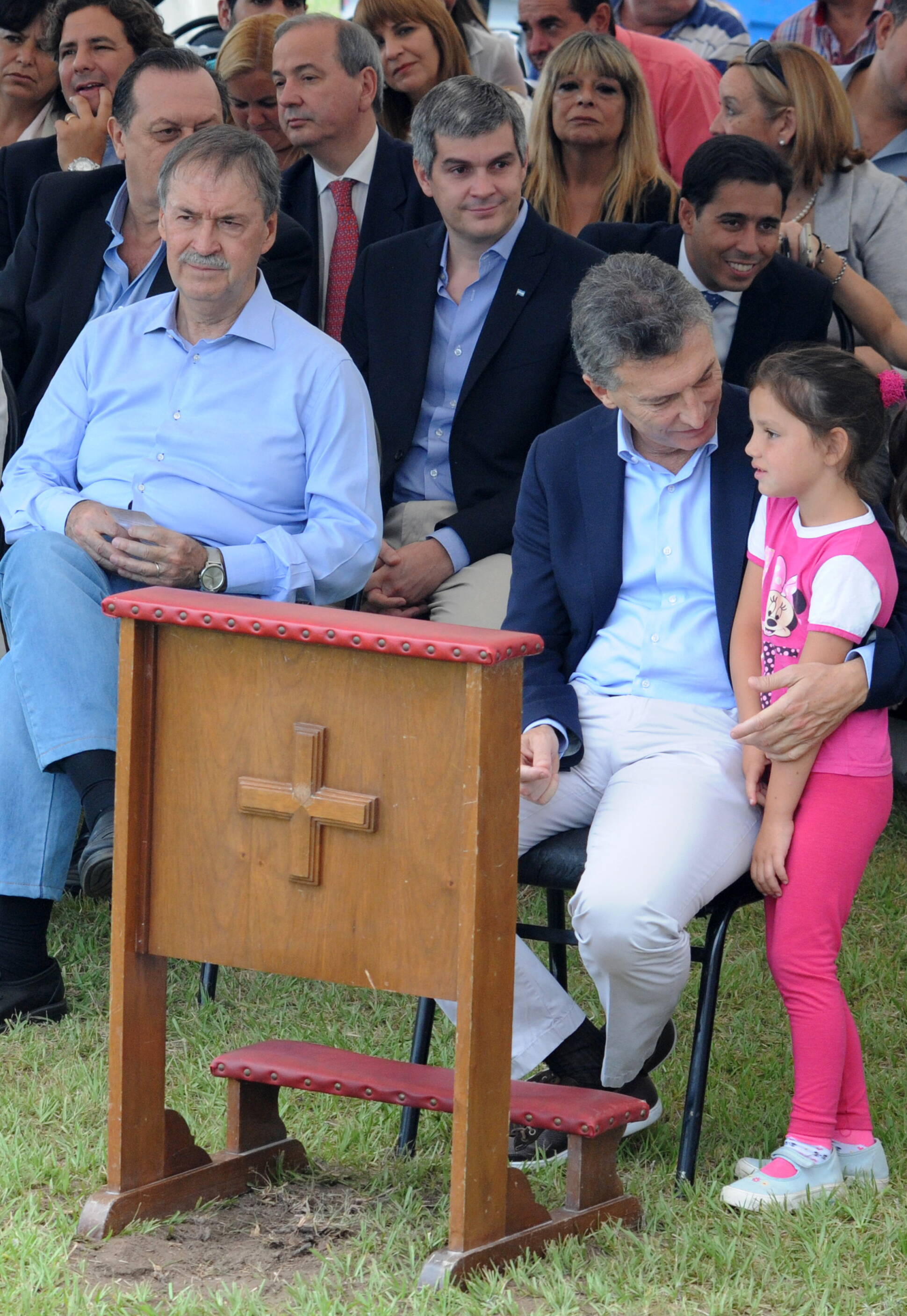 El jefe de Estado junto al gobernador de Córdoba, durante la misa en memoria del beato cura  José Brochero.