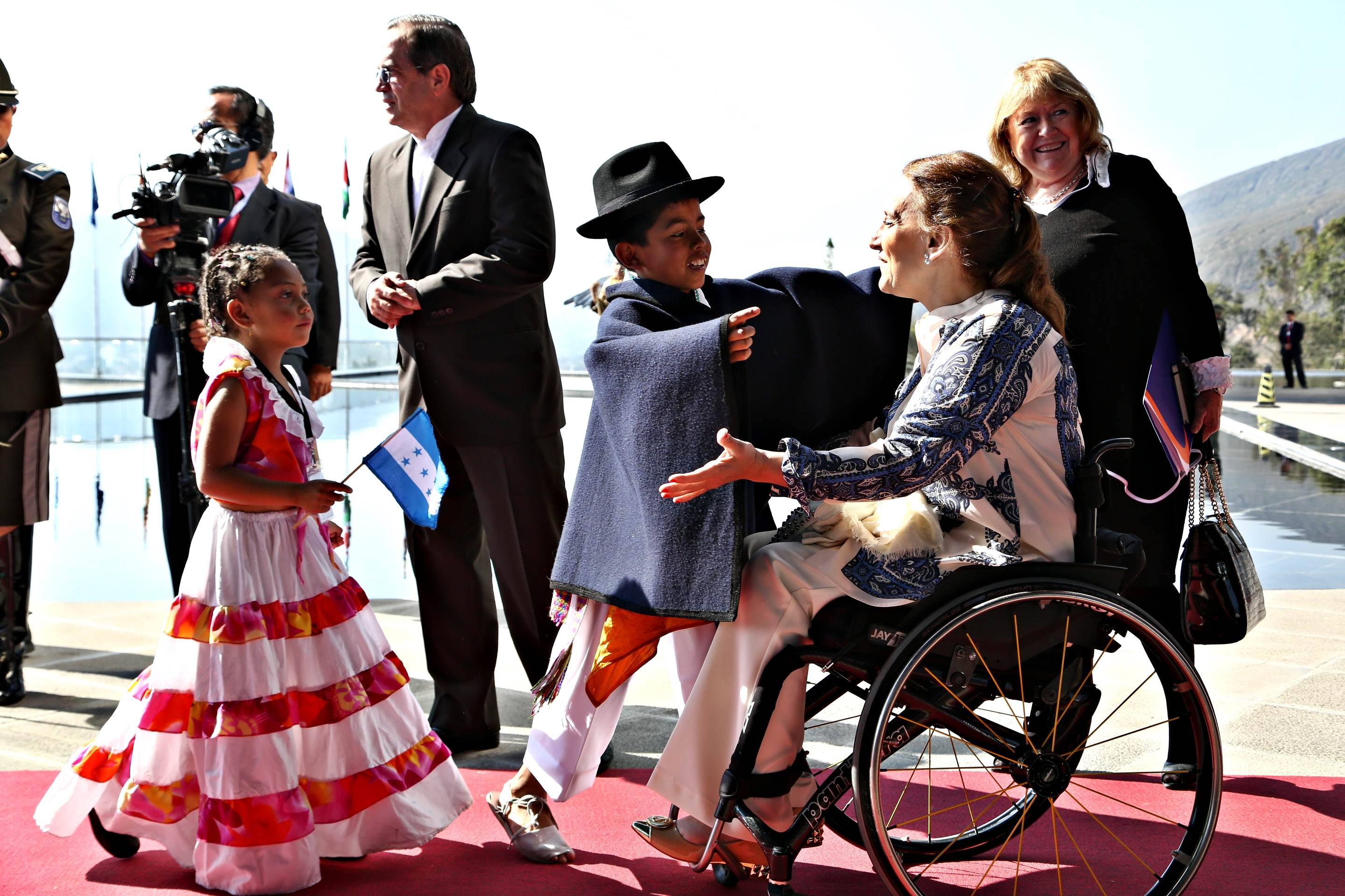 La vicepresidenta Gabriela Michetti con niños en Quito