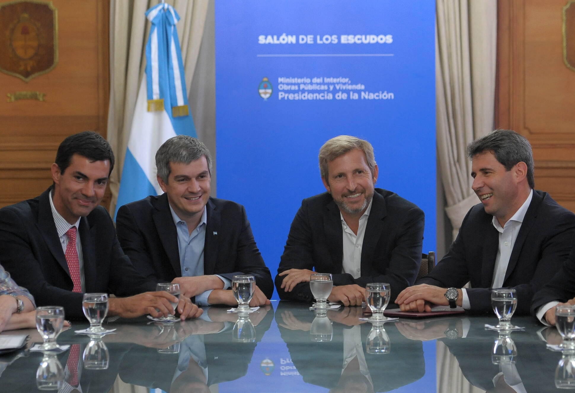 Rogelio Frigerio y Marcos Peña con los gobernadores de Salta, Juan Manuel Urtubey, y de San Juan, Sergio Uñac, durante la reunión en la Casa Rosada.
