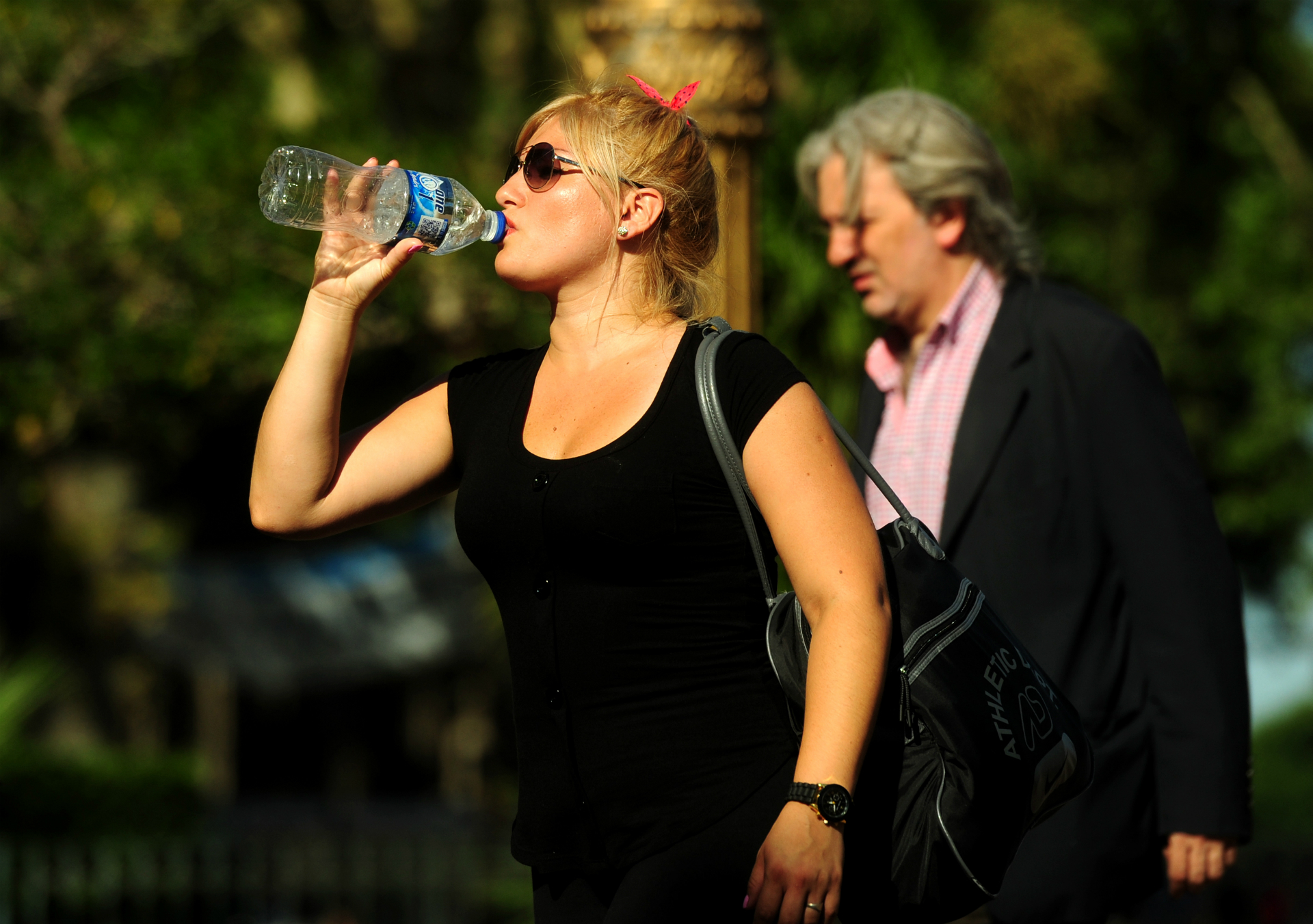 No olvides hidratarte en los días de mucho calor.