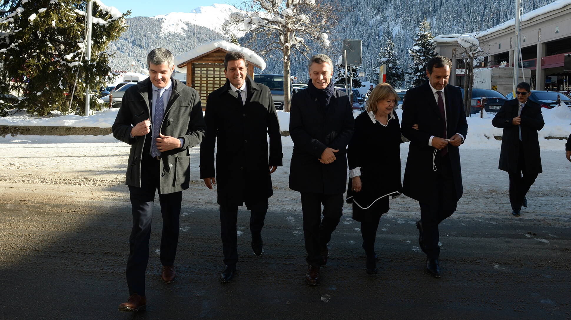 El presidente Mauiricio Macri junto a parte de la delegación argentina que concurrió al Foro Económi