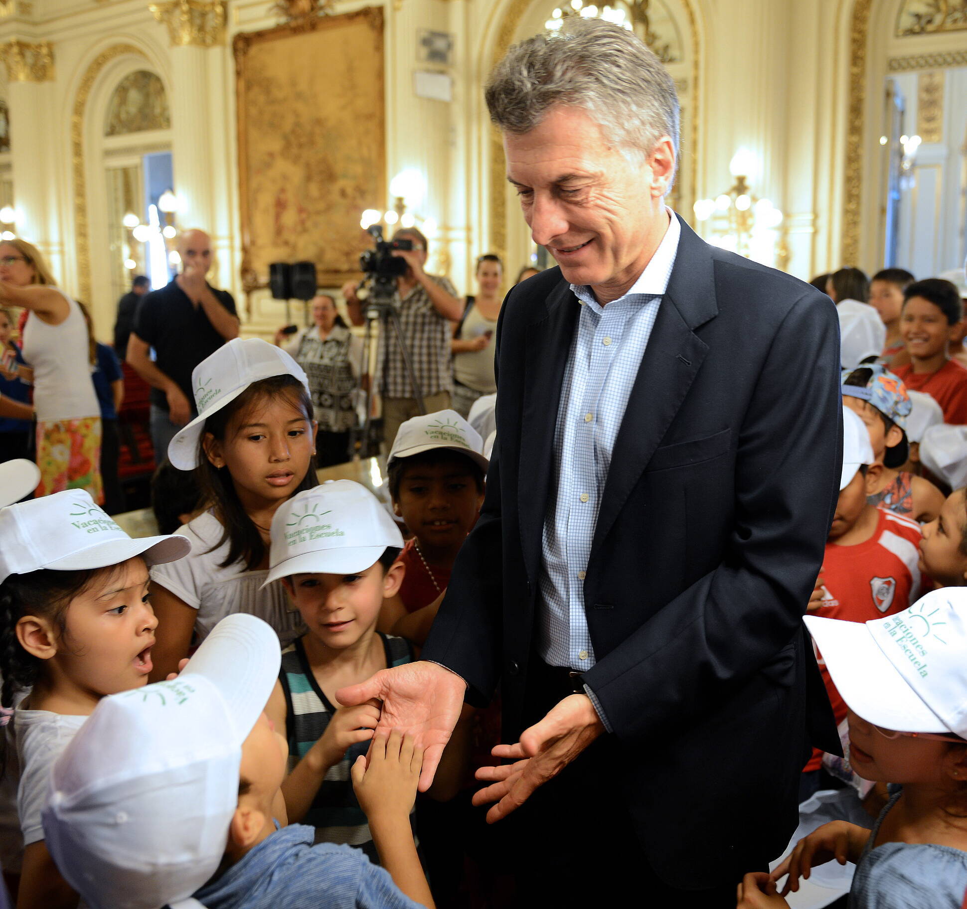El presidente Macri en la Casa Rosada junto a un grupo de estudiantes del programa Escuela Abierta de la Ciudad de Buenos Aires.
