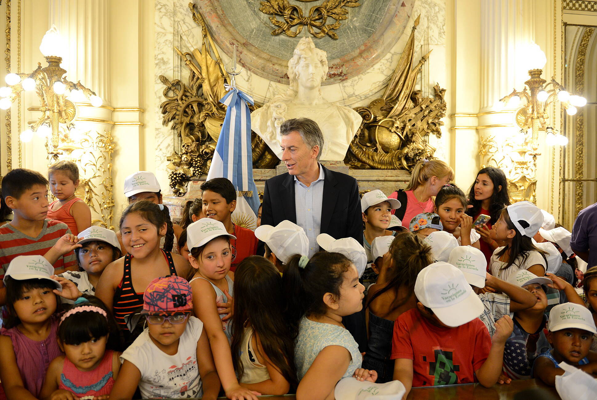 El presidente Macri en la Casa Rosada junto a un grupo de estudiantes del programa Escuela Abierta.