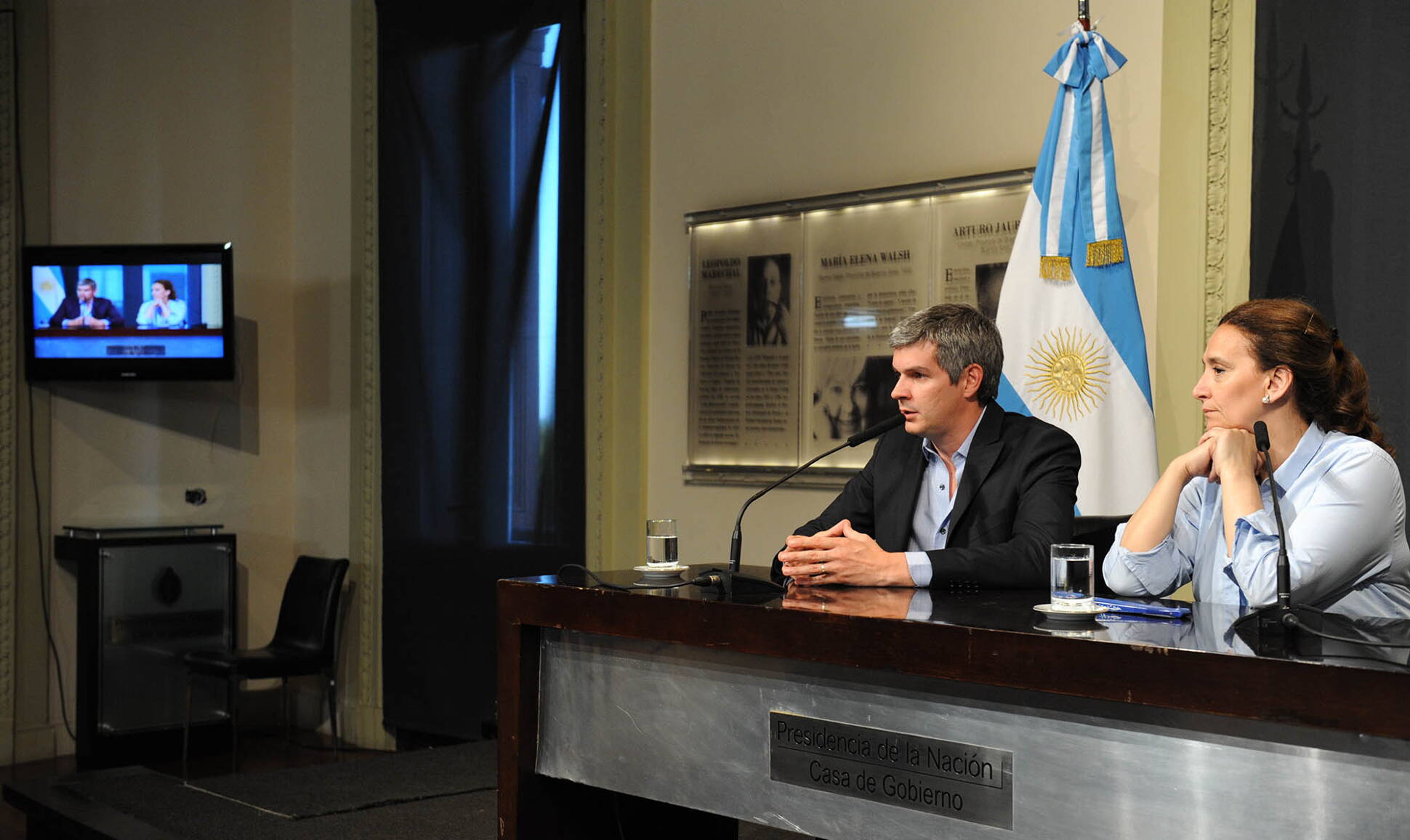 Gabriela Michetti y Marcos Peña en conferencia de prensa