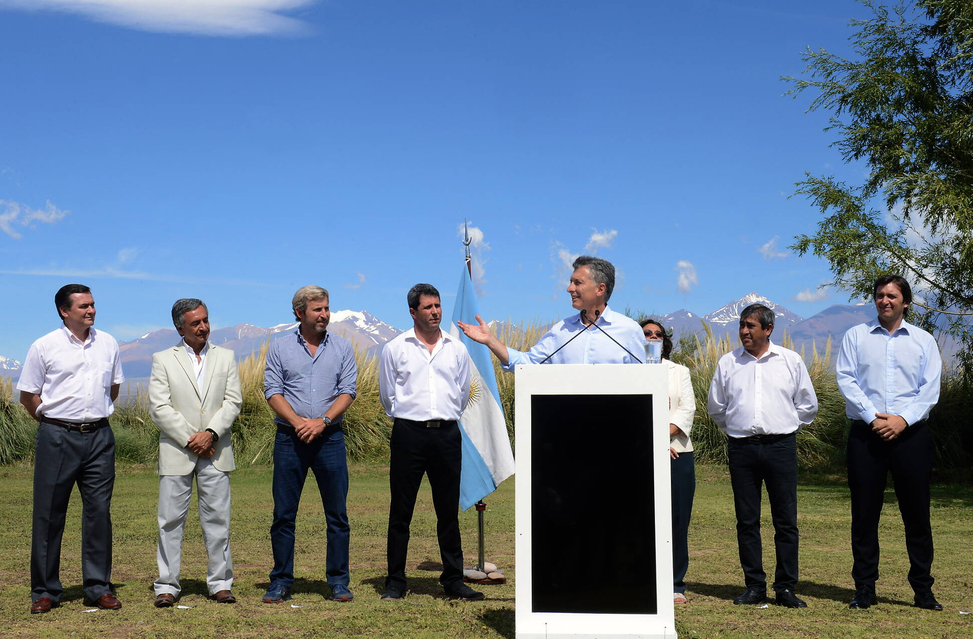 El Presidente encabezó un acto en San Juan.