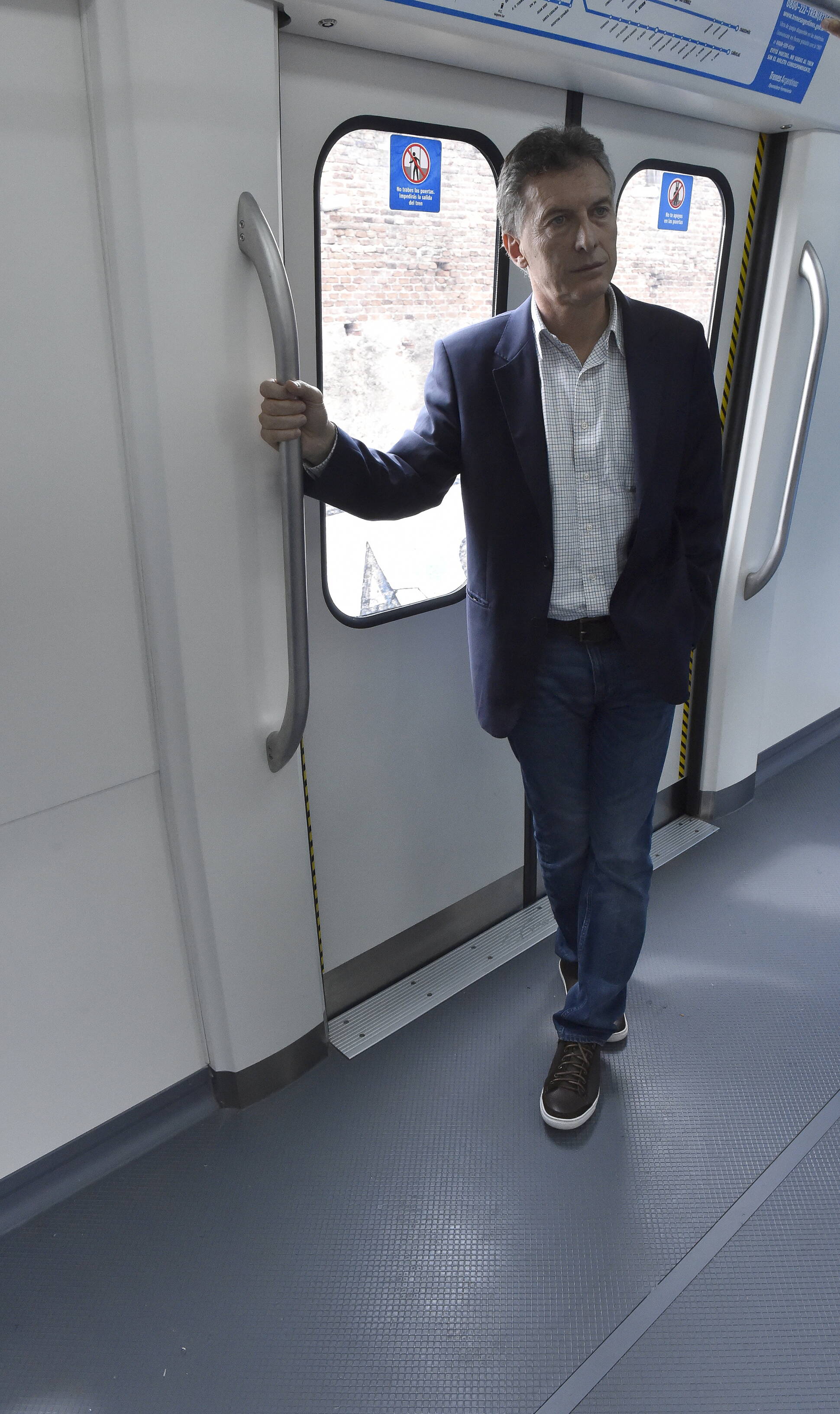 El Presidente Mauricio Macri viaja en los nuevos vagones del Ferrocarril General Roca momentos antes de anunciar la puesta en marcha del sistema eléctrico de la línea entre Quilmes y Constitución.