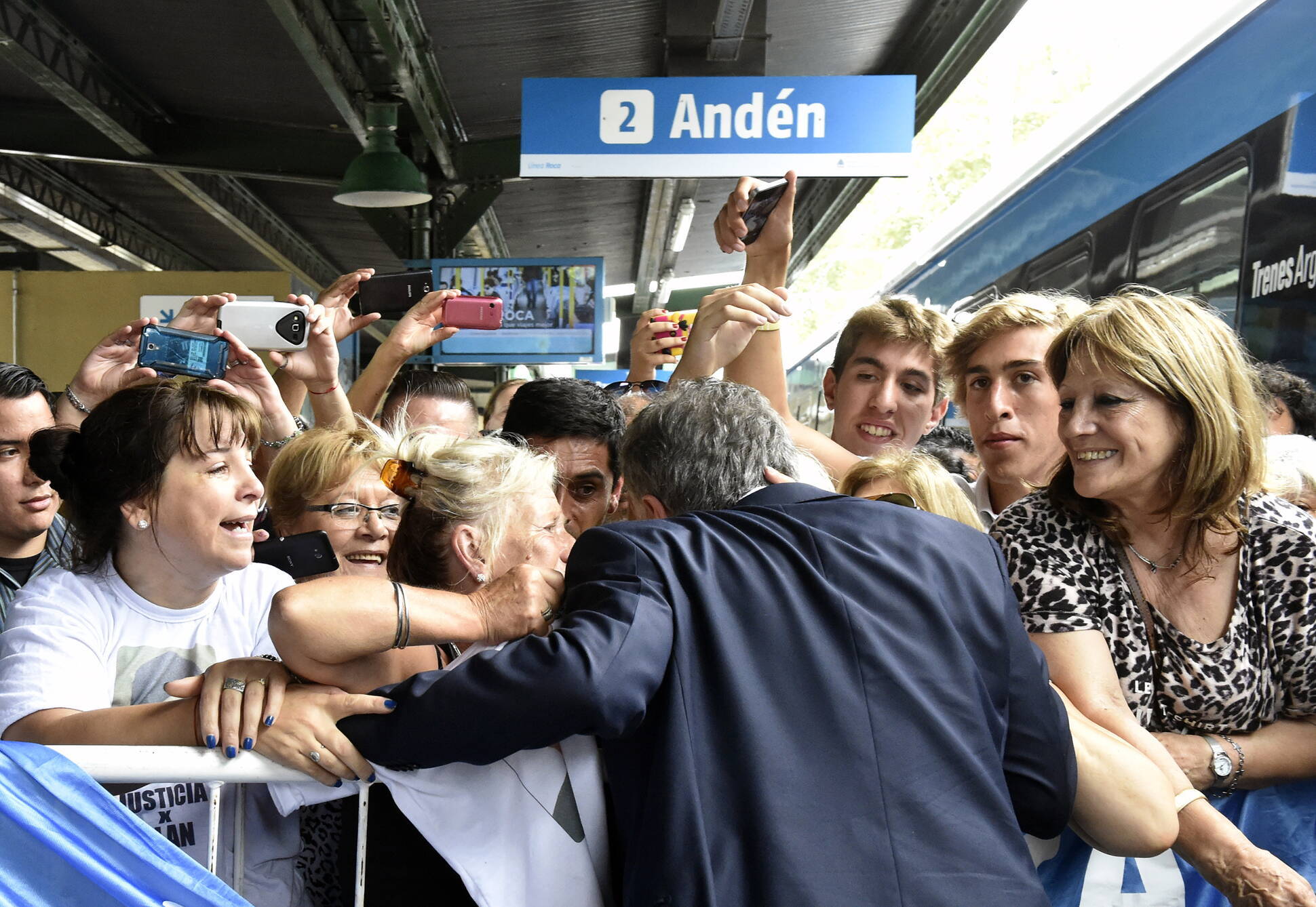 El Presidente Mauricio Macri saluda a vecinos de Quilmes momentos antes de anunciar la puesta en marcha del sistema eléctrico del Ferrocarril Roca.