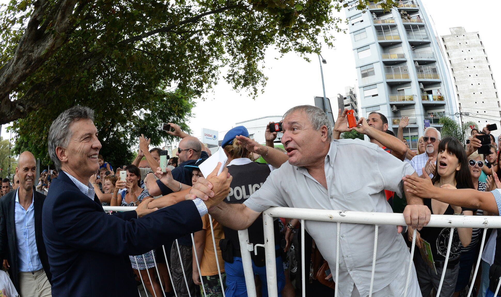 El Presidente Mauricio Macri saluda a vecinos de Quilmes momentos antes de anunciar la puesta en marcha del sistema eléctrico del Ferrocarril Roca.