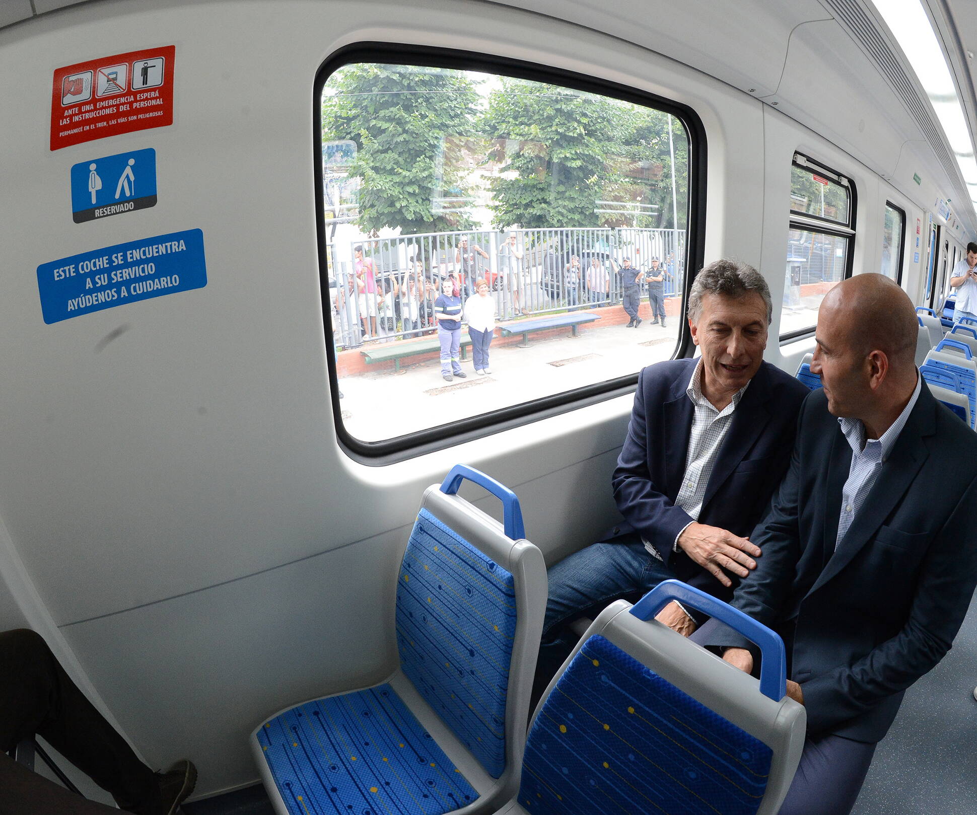 El Presidente Mauricio Macri viaja en los nuevos vagones del Ferrocarril General Roca junto al intendente de Quilmes, Martiniano Molina, momentos antes de anunciar la puesta en marcha del sistema eléctrico de la línea.