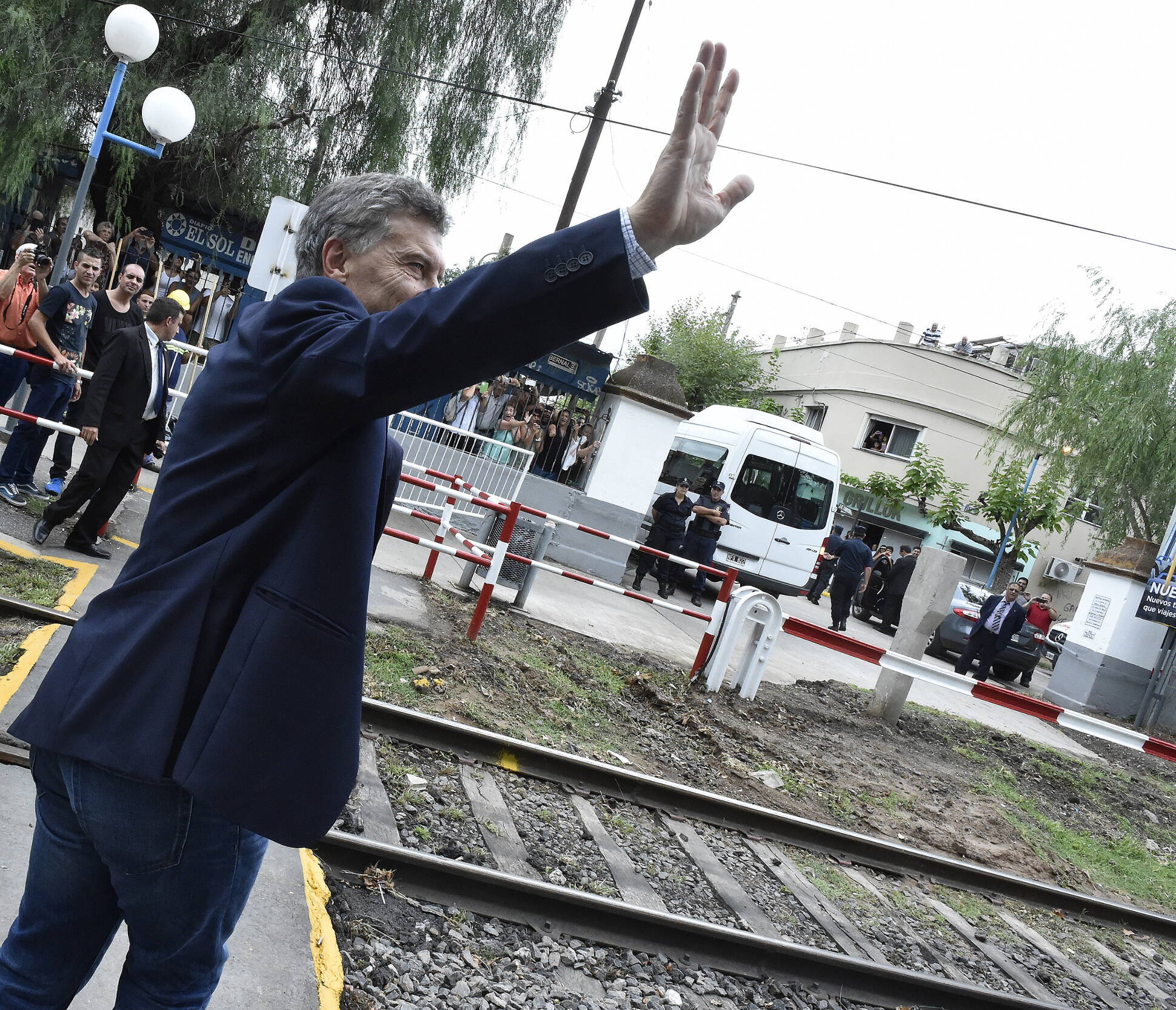 El Presidente Mauricio Macri antes de anunciar la puesta en marcha del sistema eléctrico de la línea entre Quilmes y Constitución.