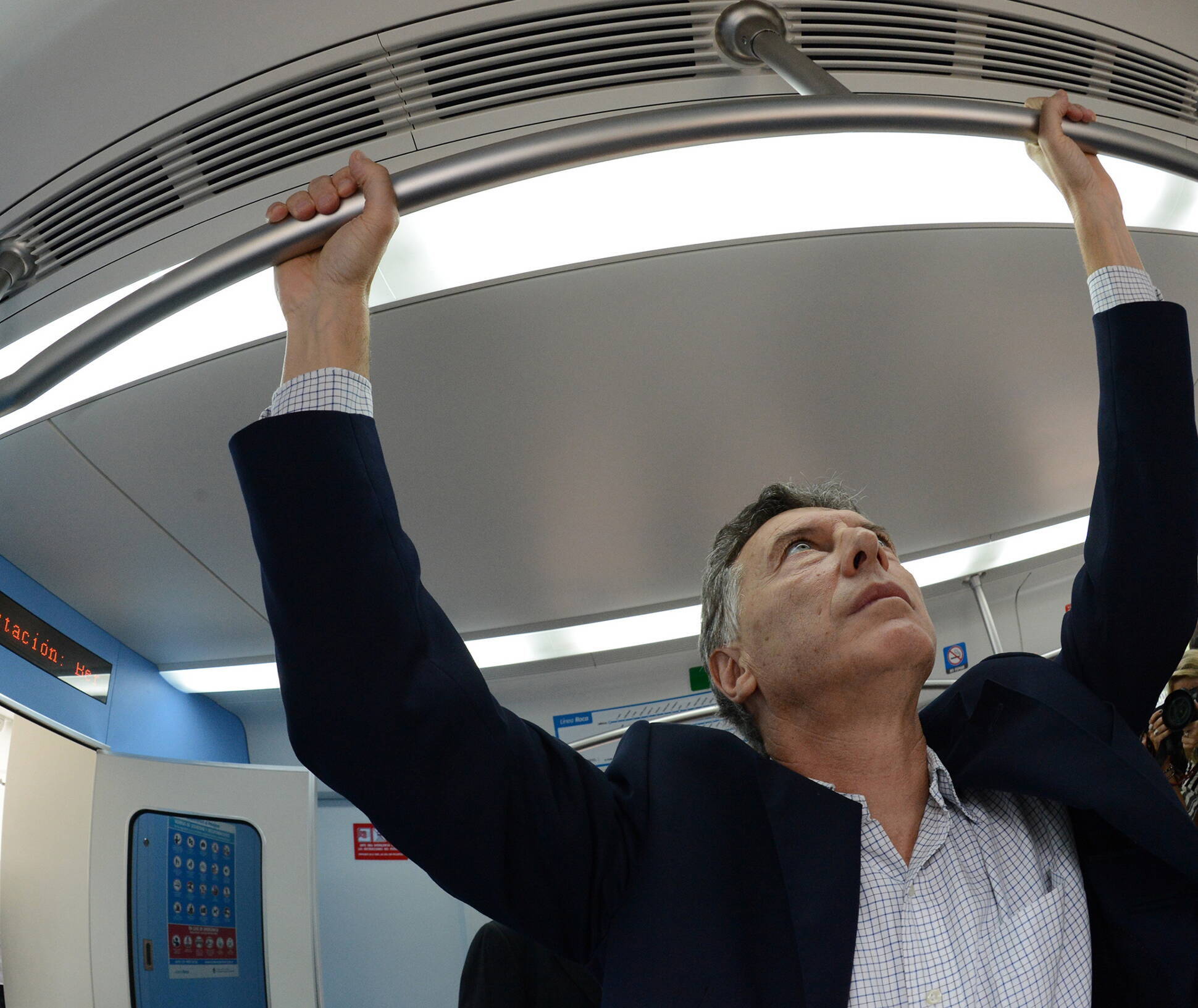 El Presidente Mauricio Macri viaja en los nuevos vagones del Ferrocarril General Roca momentos antes de anunciar la puesta en marcha del sistema eléctrico de la línea entre Quilmes y Constitución.