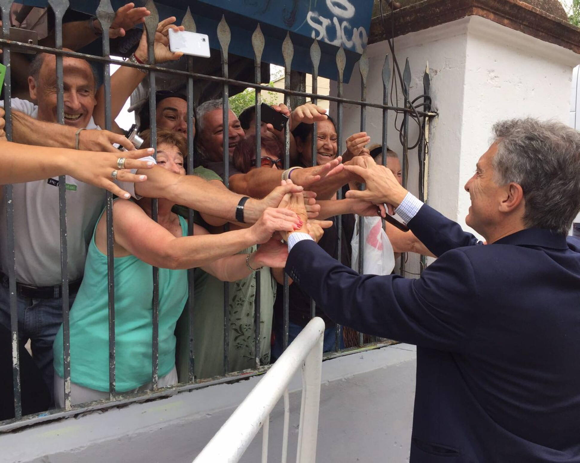 El Presidente Mauricio Macri saluda a vecinos de Quilmes momentos antes de anunciar la puesta en marcha del sistema eléctrico del Ferrocarril Roca.