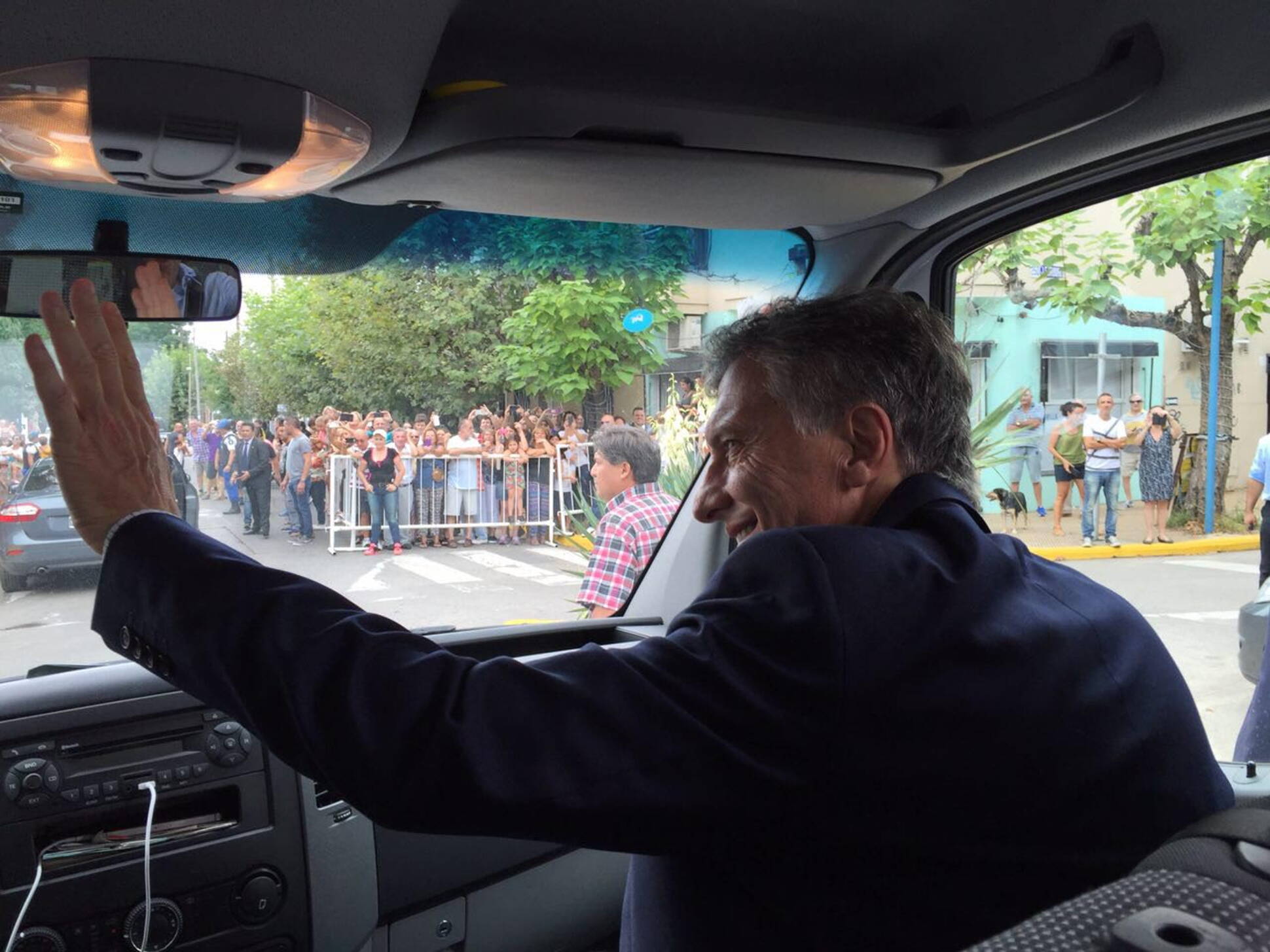 El Presidente Mauricio Macri llega a la estación de Quilmes y saluda a los vecinos momentos antes de anunciar la puesta en marcha del sistema eléctrico del Ferrocarril General Roca.