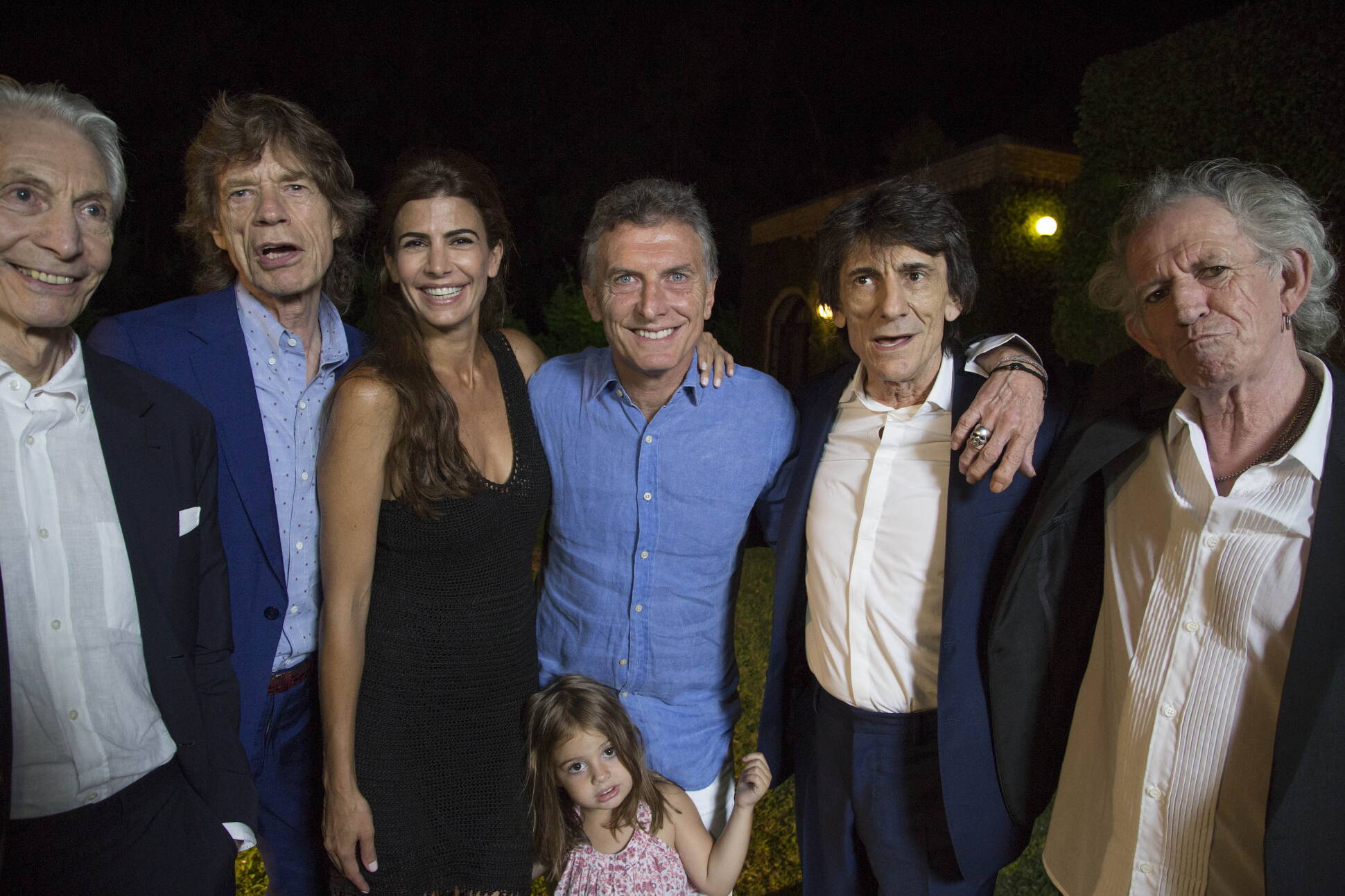 El Jefe de Estado, su esposa, Juliana Awada, y su hija Antonia, junto a Ronnie Wood, Mick Jagger, Charlie Watts y Keith Richards, en la quinta Los Abrojos.