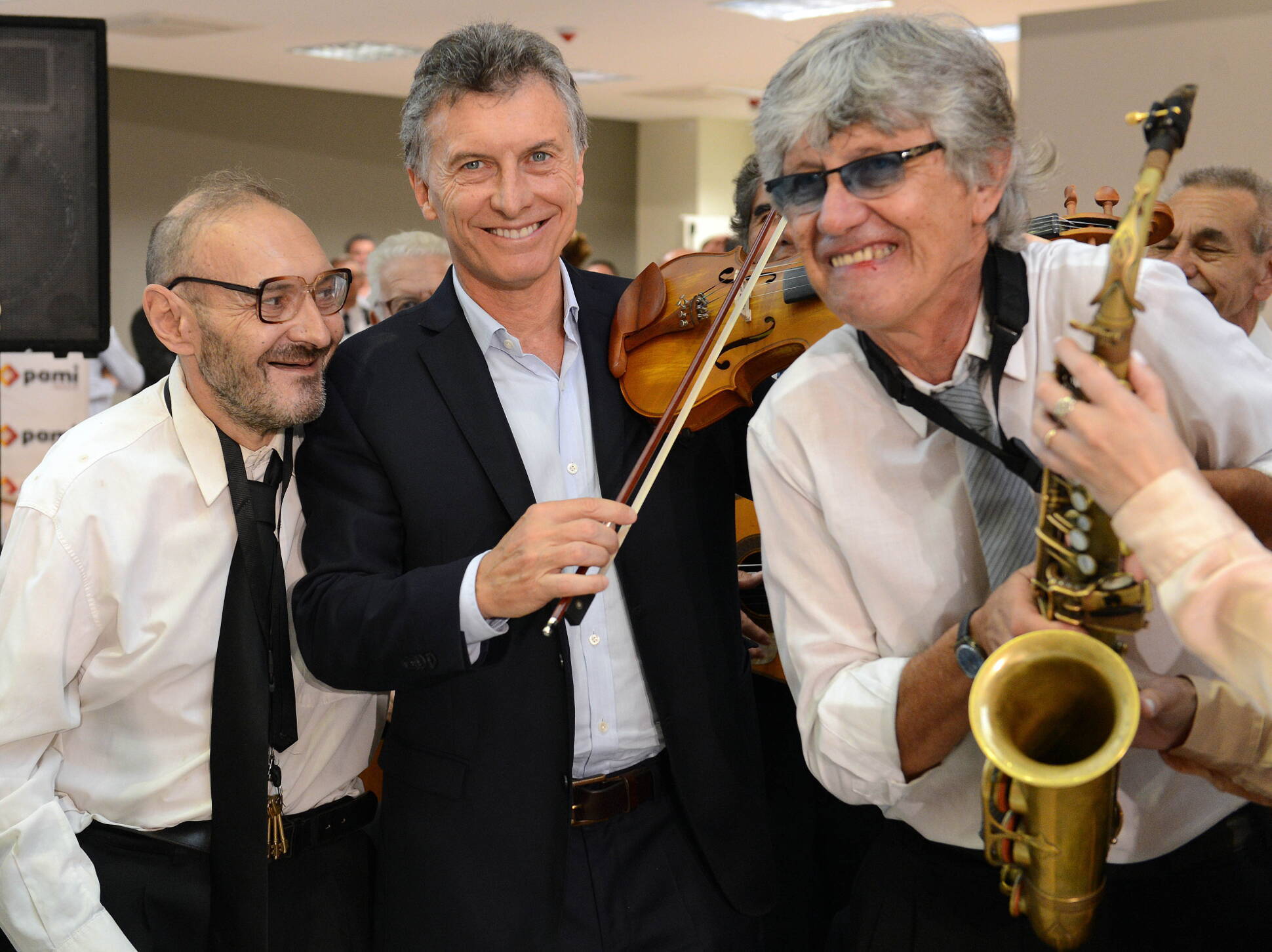 El presidente Mauricio Macri,con los integrantes de una orquesta de jubilados que lo recibieron en el Hospital del Bicentenario Esteban Echeverría.