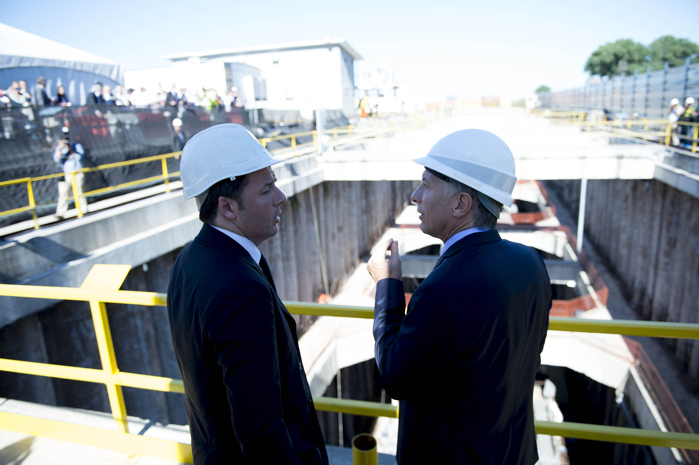 El Presidente y el primer ministro de Italia, Matteo Renzi, recorrieron el obrador del FFCC Sarmiento.