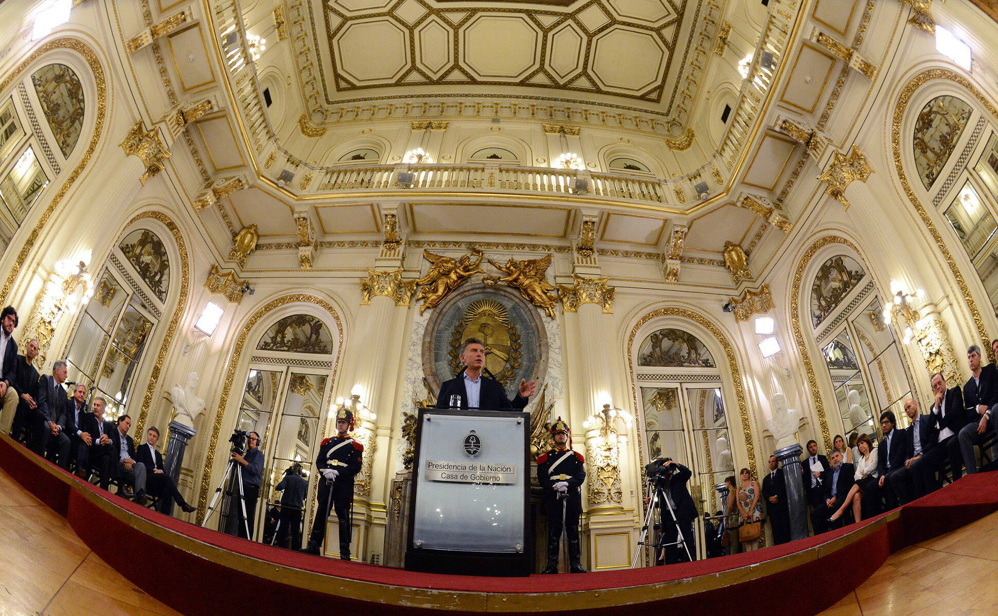 El Presidente anunció la suba del mínimo no imponible en Casa Rosada.