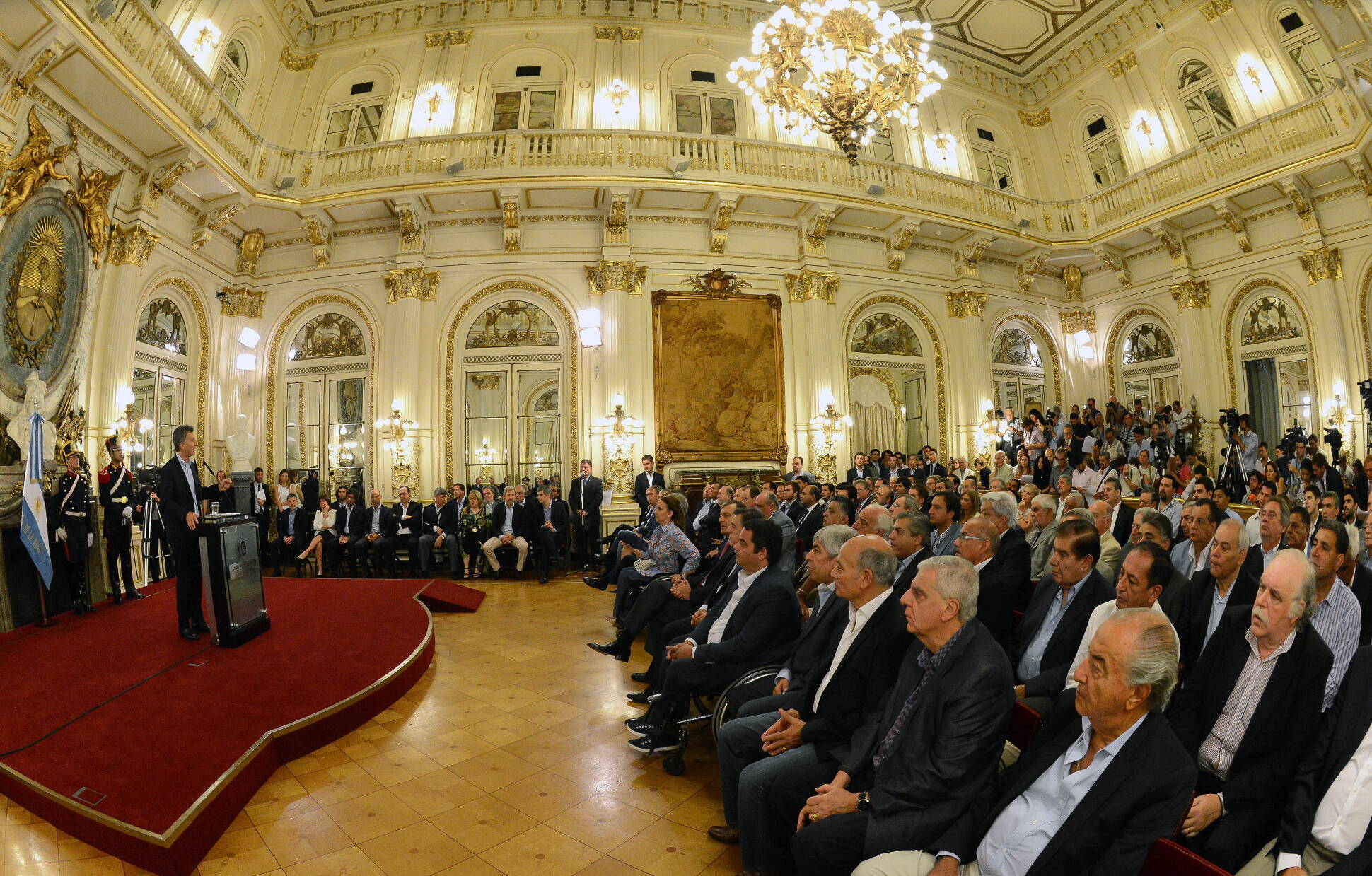 El Presidente anunció la suba del mínimo no imponible en Casa Rosada.