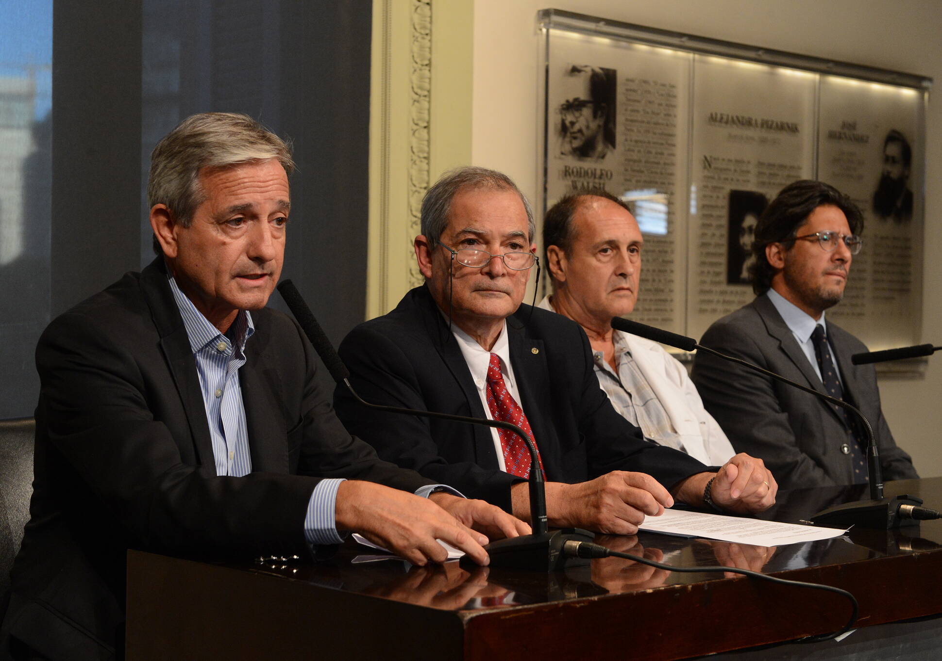 Los ministros de Salud, Jorge Lemus; de Justicia, Germán Garavano y de Modernización, Andrés Ibarra y el director del Hospital Posadas, Jorge Díaz Legaspe, anunciaron hoy en Casa Rosada la presentación de una denuncia penal ante la Justicia Federal por da