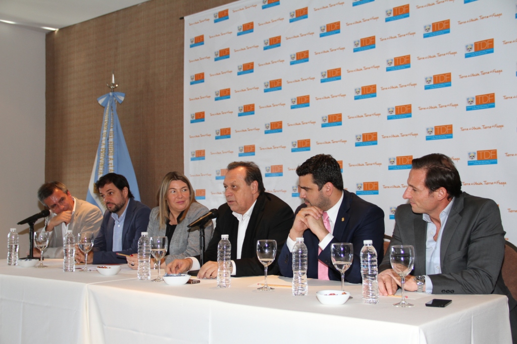 El ministro Turismo firmó un convenio con la gobernadora de Tierra del Fuego.