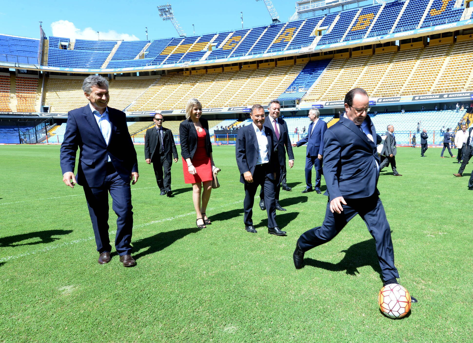 El Presidente junto a su par francés en la visita al estadio Alberto J. Armando.