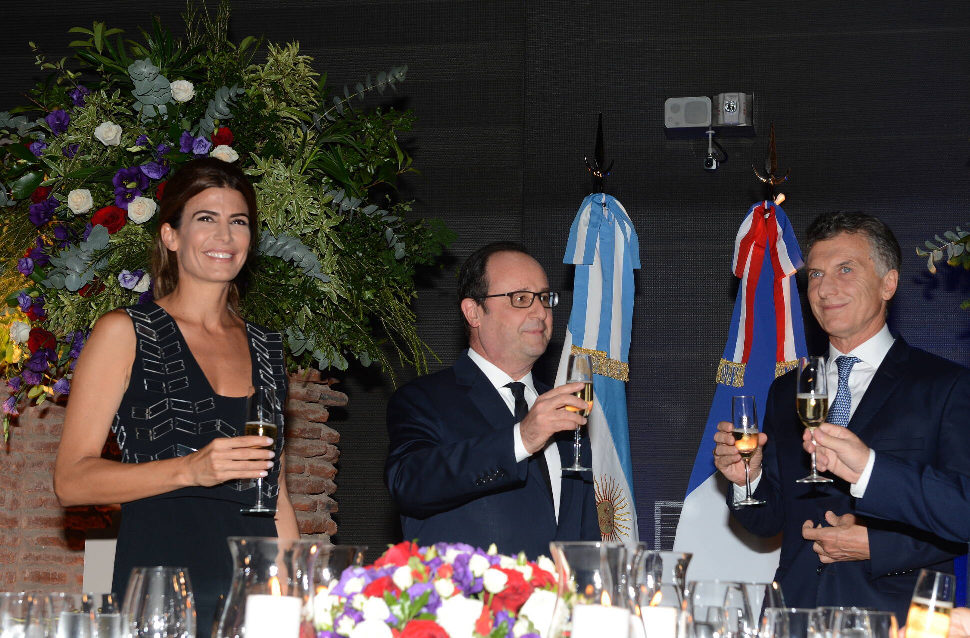 El presidente Mauricio Macri y su esposa, la Primera Dama, Juliana Awada, brindan con el presidente de Francia, Francois Hollande, en el Museo del Bicentenario.