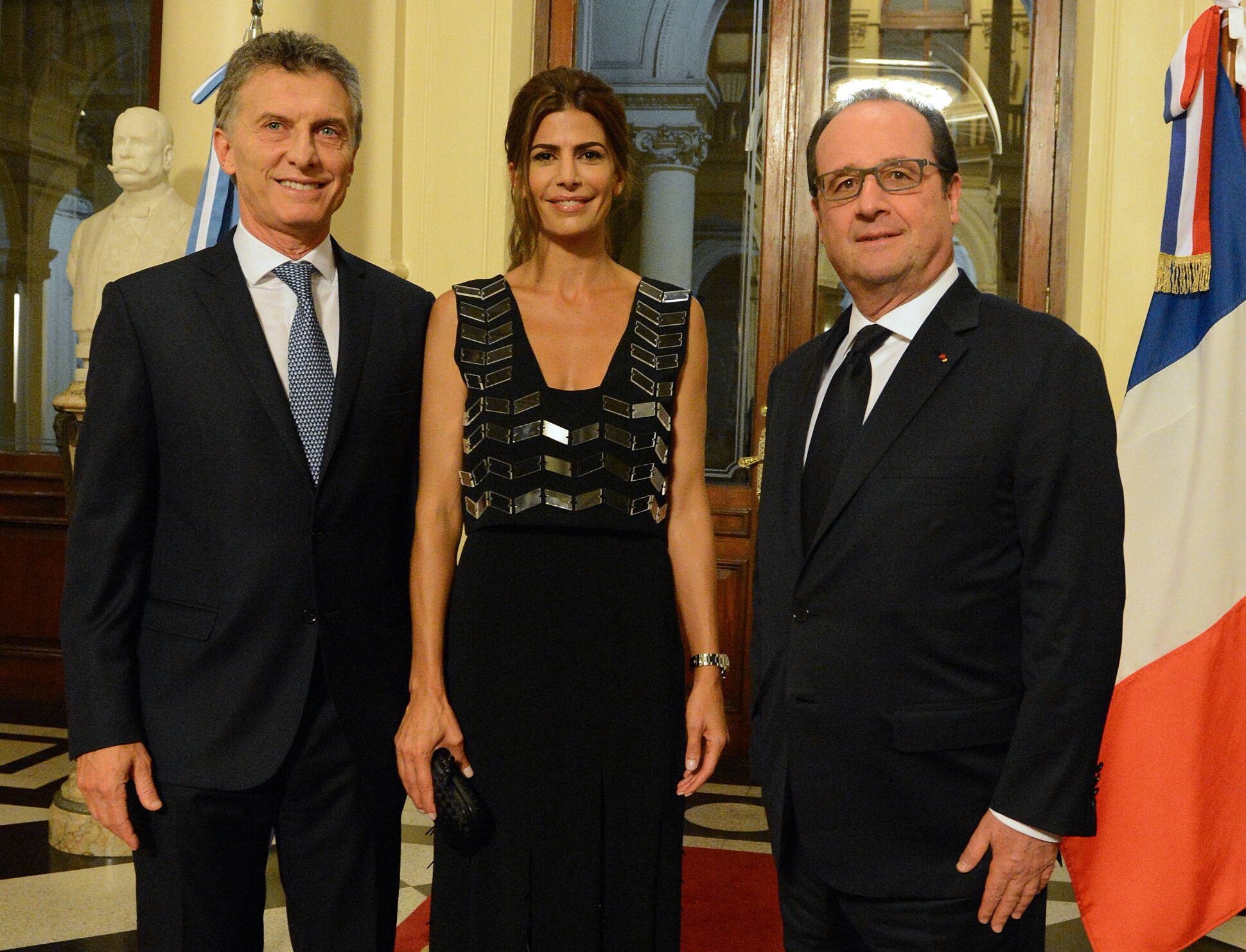 El presidente Mauricio Macri y su esposa, la Primera Dama, Juliana Awada, brindan con el presidente de Francia, Francois Hollande, en el Museo del Bicentenario.