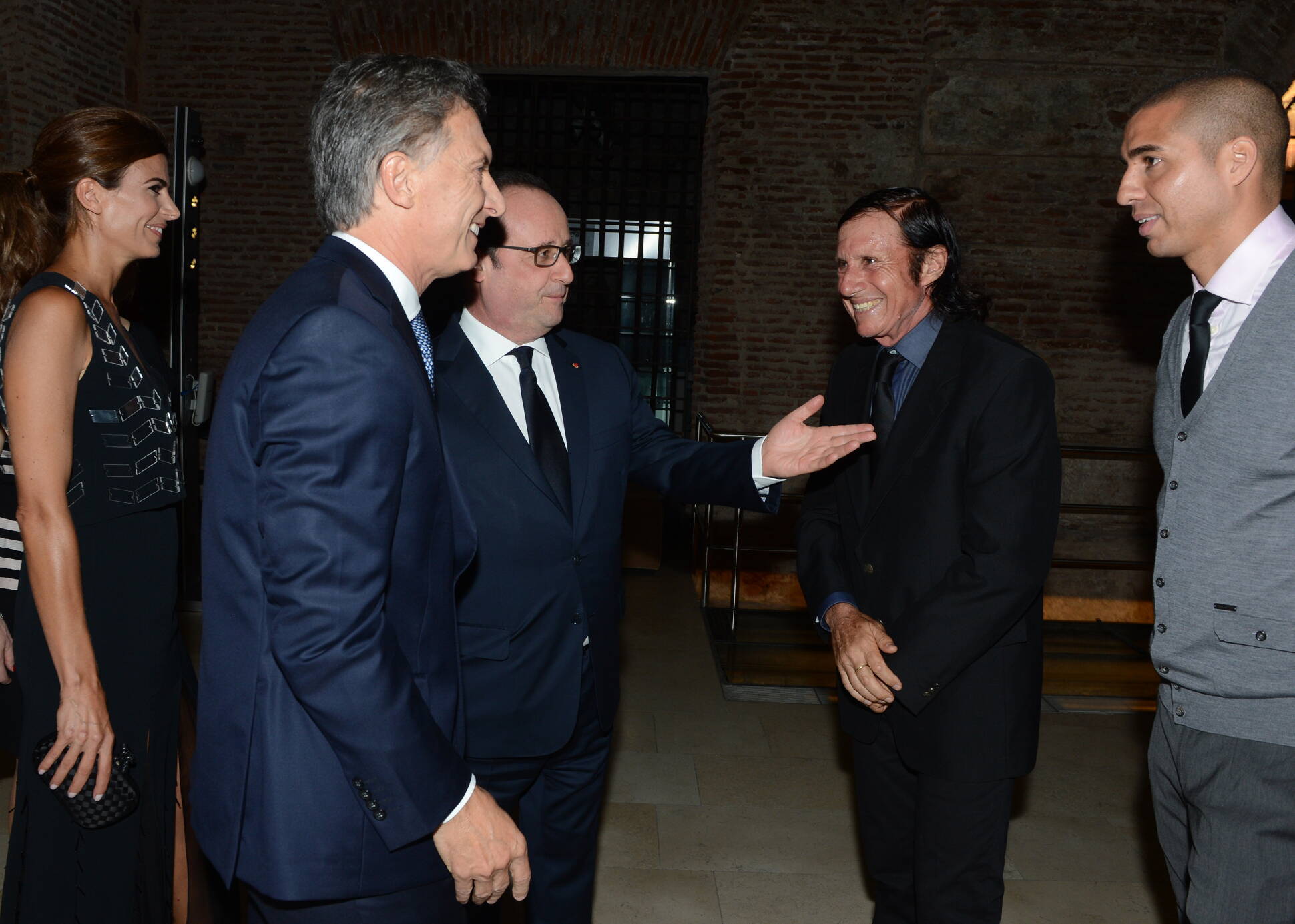 El Presidente Mauricio Macri y su par de Francia, Francois Hollande, junto al ex tenista Guillermo Vilas y al ex futbolista David Trezeguet, en el Museo del Bicentenario.