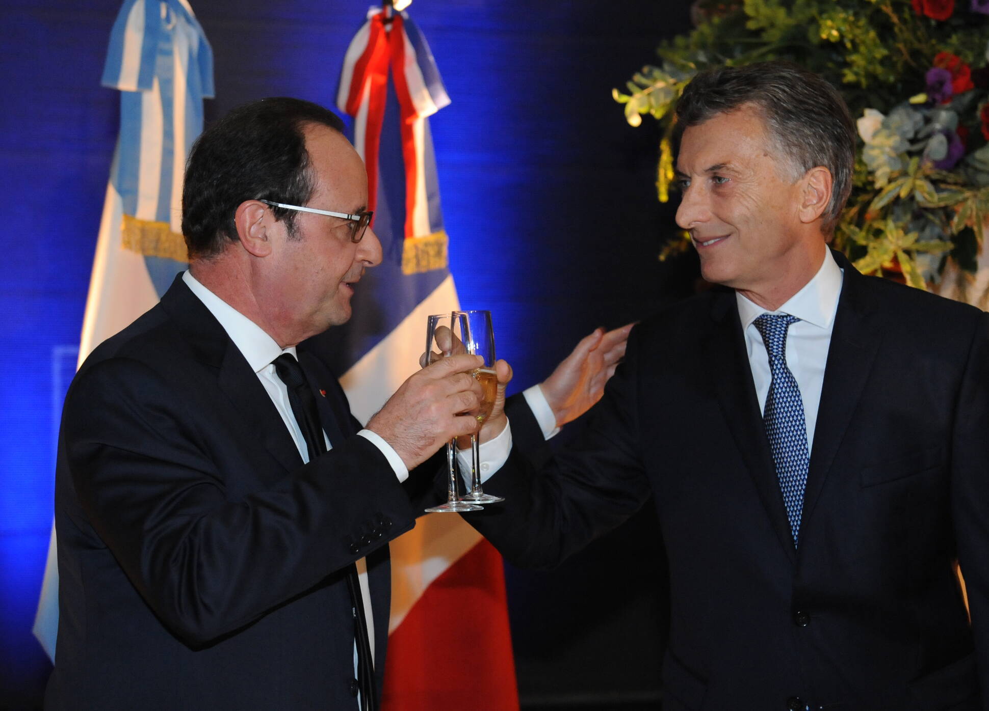 El Presidente brinda con su par de Francia, Francois Hollande, en el Museo del Bicentenario.