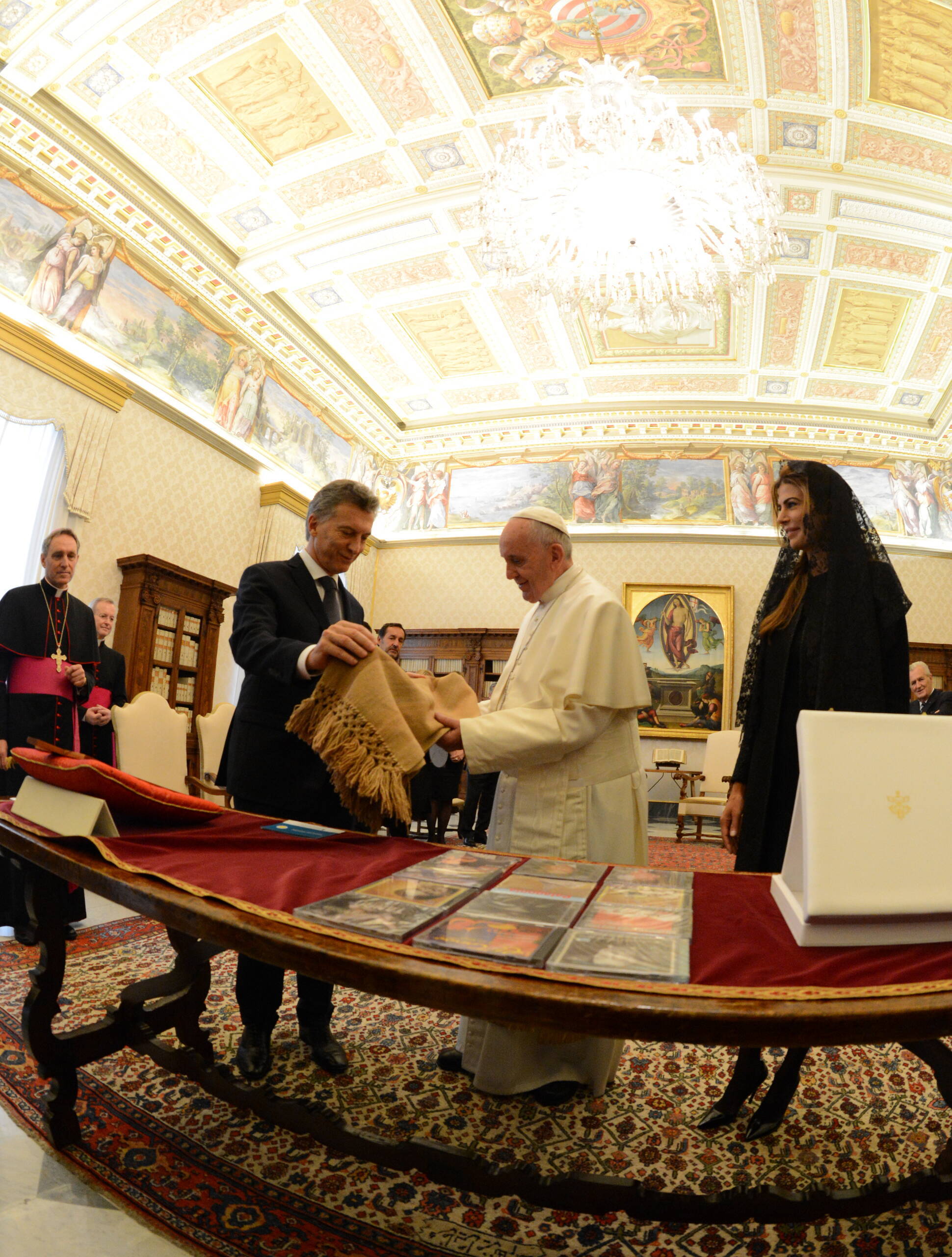  El Presidente Mauricio Macri y su esposa, la Primera Dama, Juliana Awada, intercambiaron obsequios con el Papa Francisco.