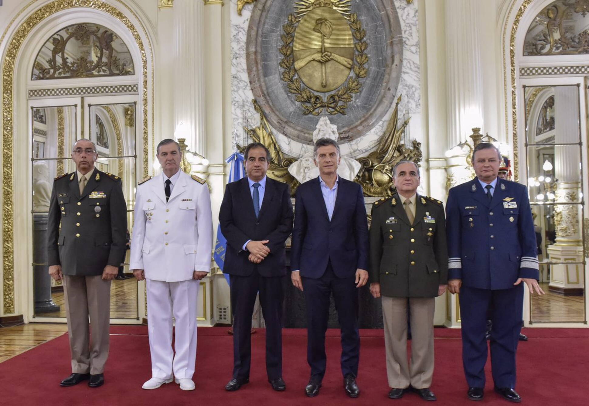 Mauricio Macri junto a los jefes de las Fuerzas Armadas