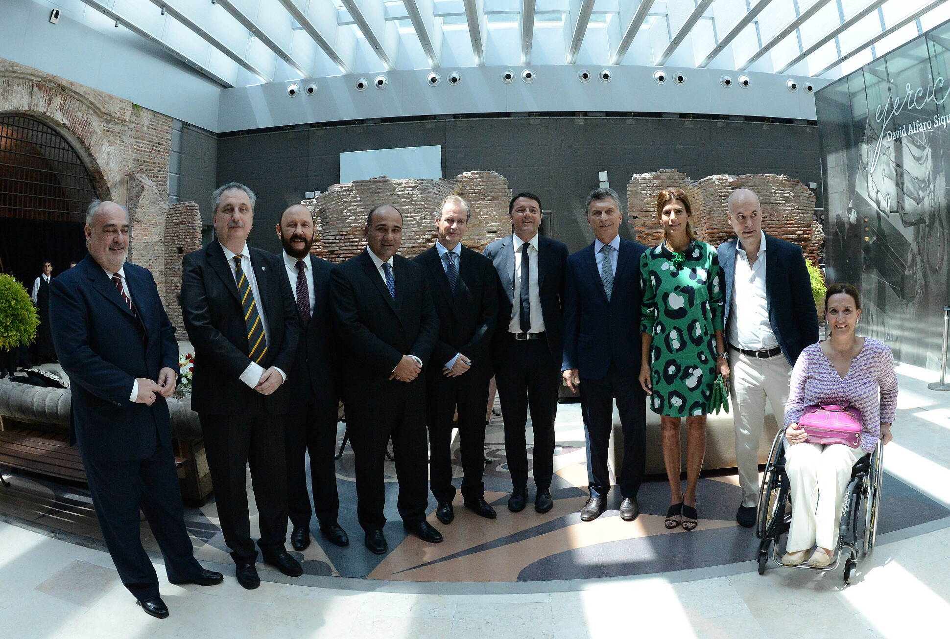 Mauricio Macri y Matteo Renzi junto a gobernadores y funcionarios nacionales