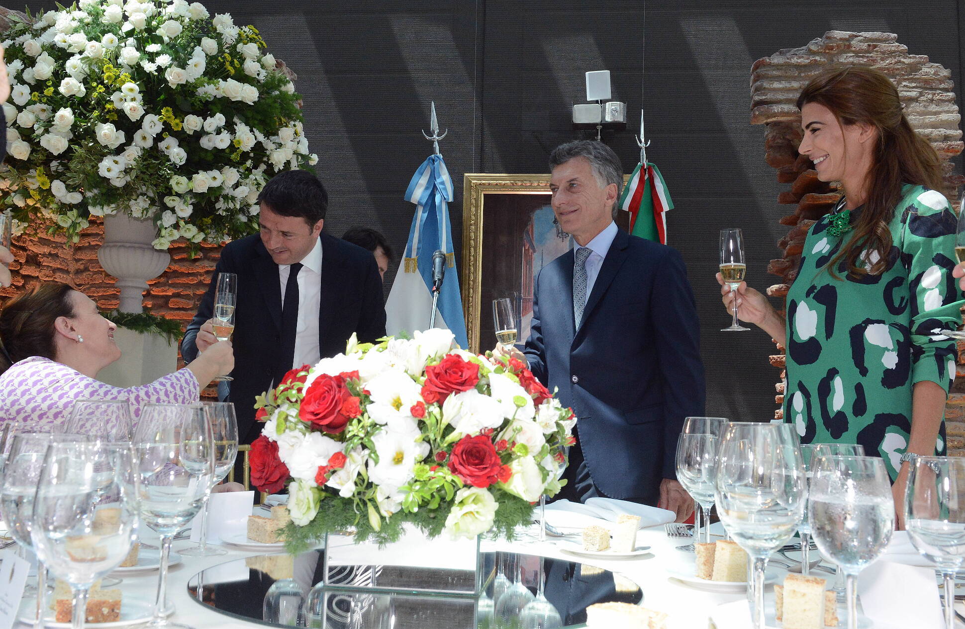 El primer ministro de Italia brinda con la vicepresidenta Gabriela Michetti en el Museo del Bicentenario. 