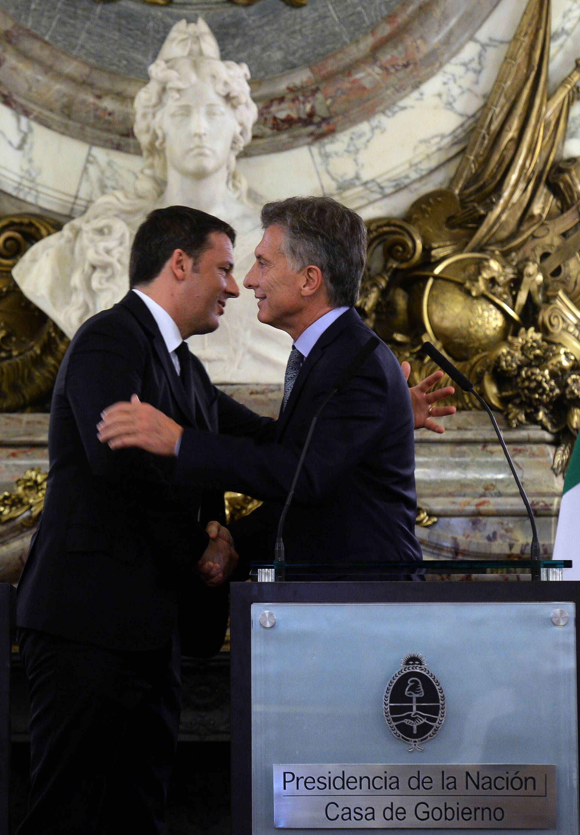 El presidente Macri junto al primer ministro de Italia, Matteo Renzi, en Casa de Gobierno