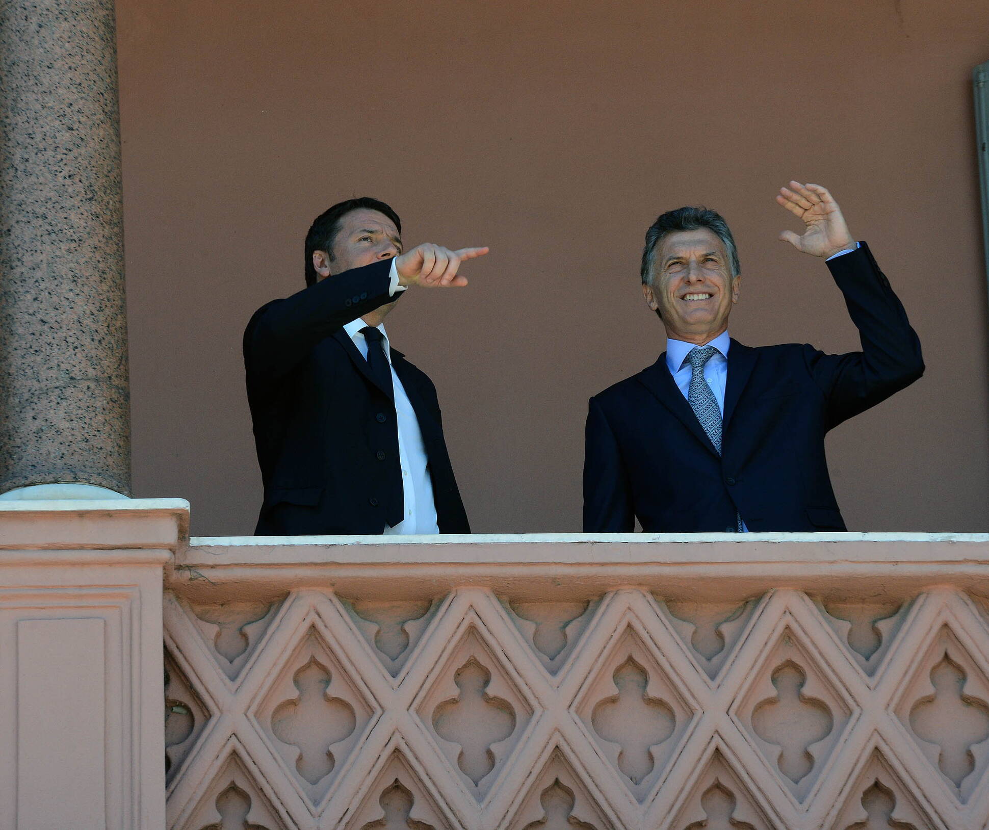 El presidente Macri y el primer ministro de Italia, Matteo Renzi, en un balcón de Casa Rosada. 