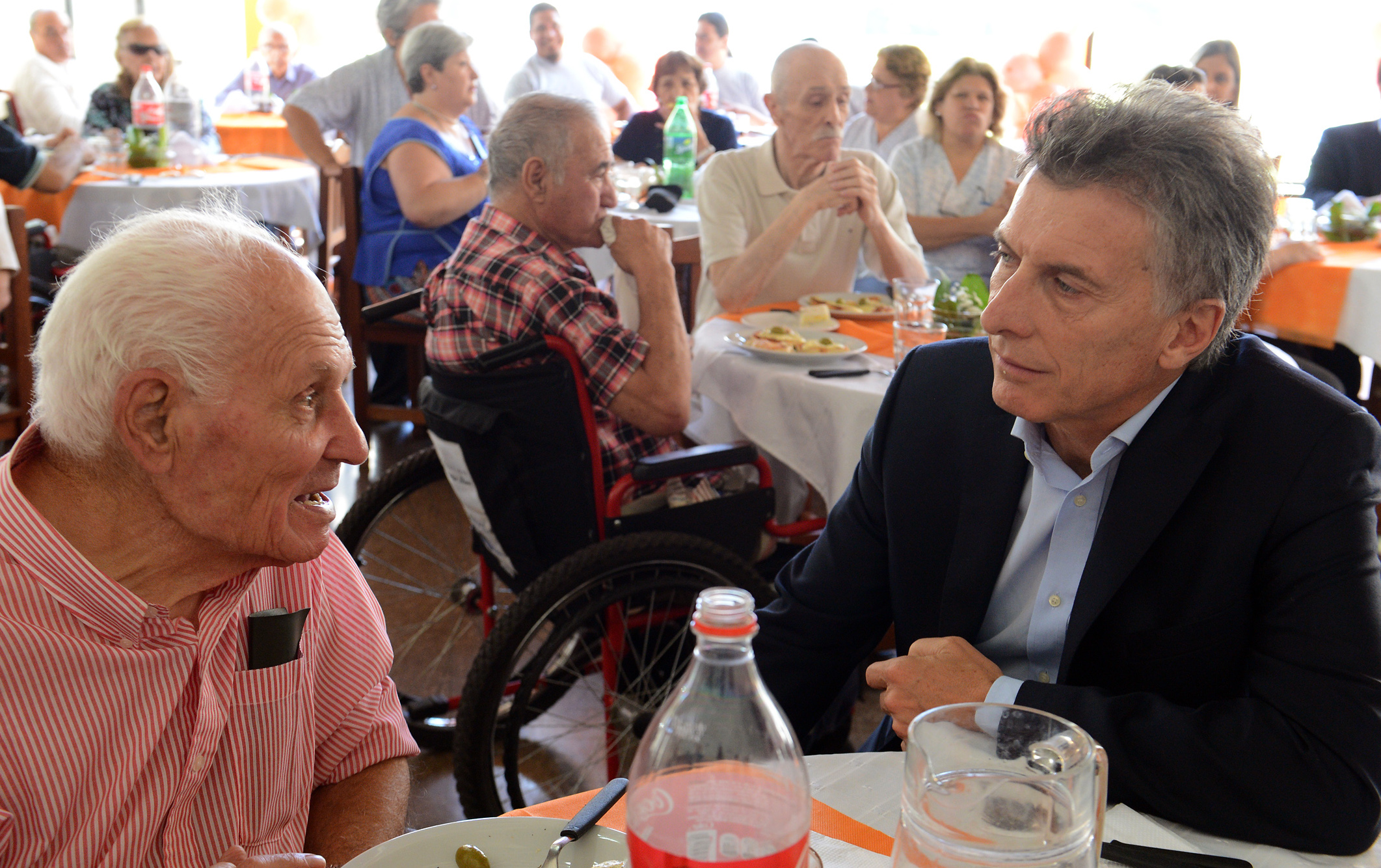 El presidente Mauricio Macri en su visita al hogar de adultos mayores Pedro Andrés Benvenuto