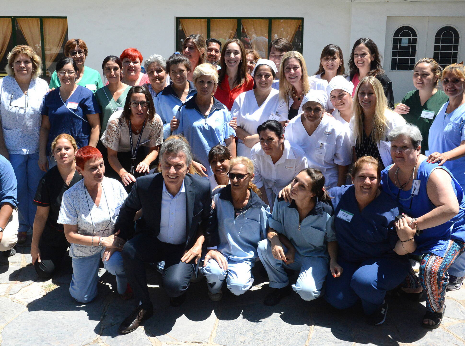 El presidente Mauricio Macri en su visita al hogar de adultos mayores Pedro Andrés Benvenuto