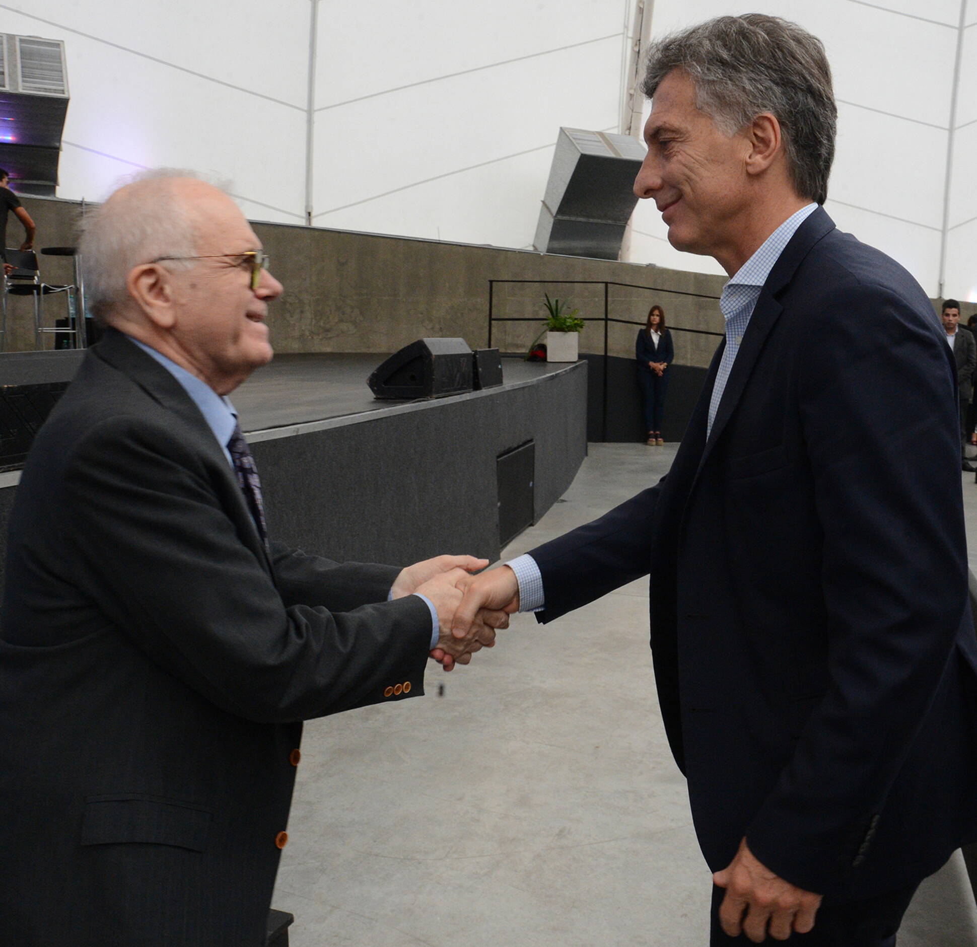 El presidente Mauricio Macri saludó al científico Conrado Varotto, quien expuso el trabajo que realiza como director ejecutivo de la Comisión Nacional de Actividades Espaciales, CONAE, ante el gabinete ampliado, que se celebró esta mañana en Tecnópolis. D