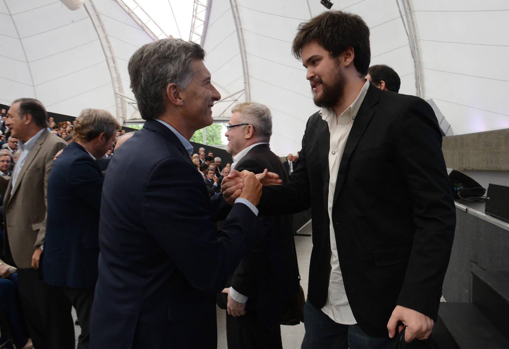  El Presidente saludó en Tecnópolis a Gino Tubaro, un joven inventor premiado dos veces por la Organización Mundial de la Propiedad Intelectual, avalada por la ONU. Estudiante de Ingeniería Electrónica, el joven lidera la producción de prótesis ortopédica