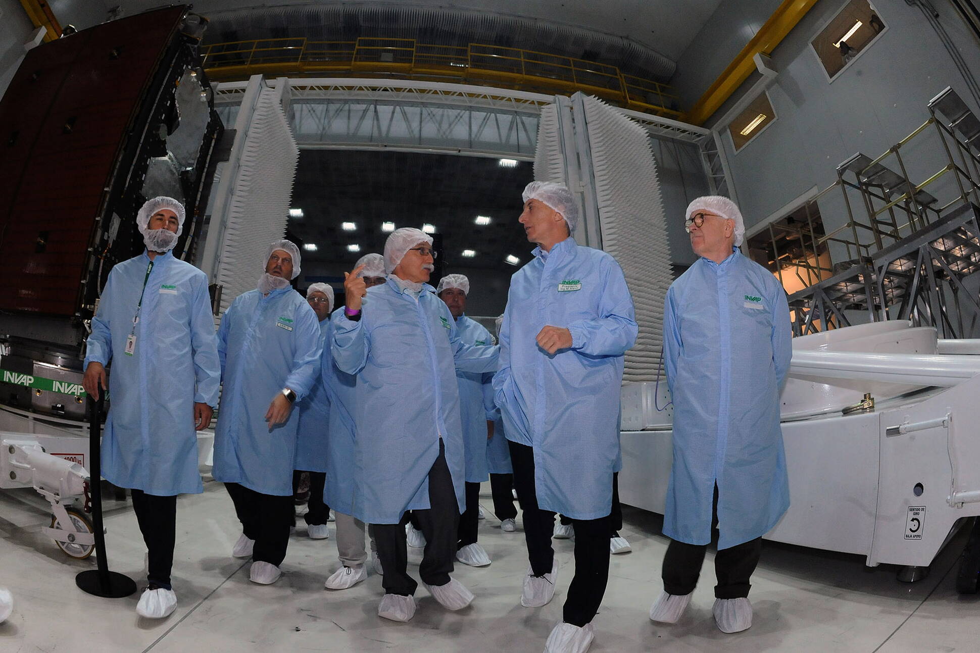 El presidente Mauricio Macri recorrió la sede del Invap, donde anunció el lanzamiento de la plataforma tecnológica Frontec. 