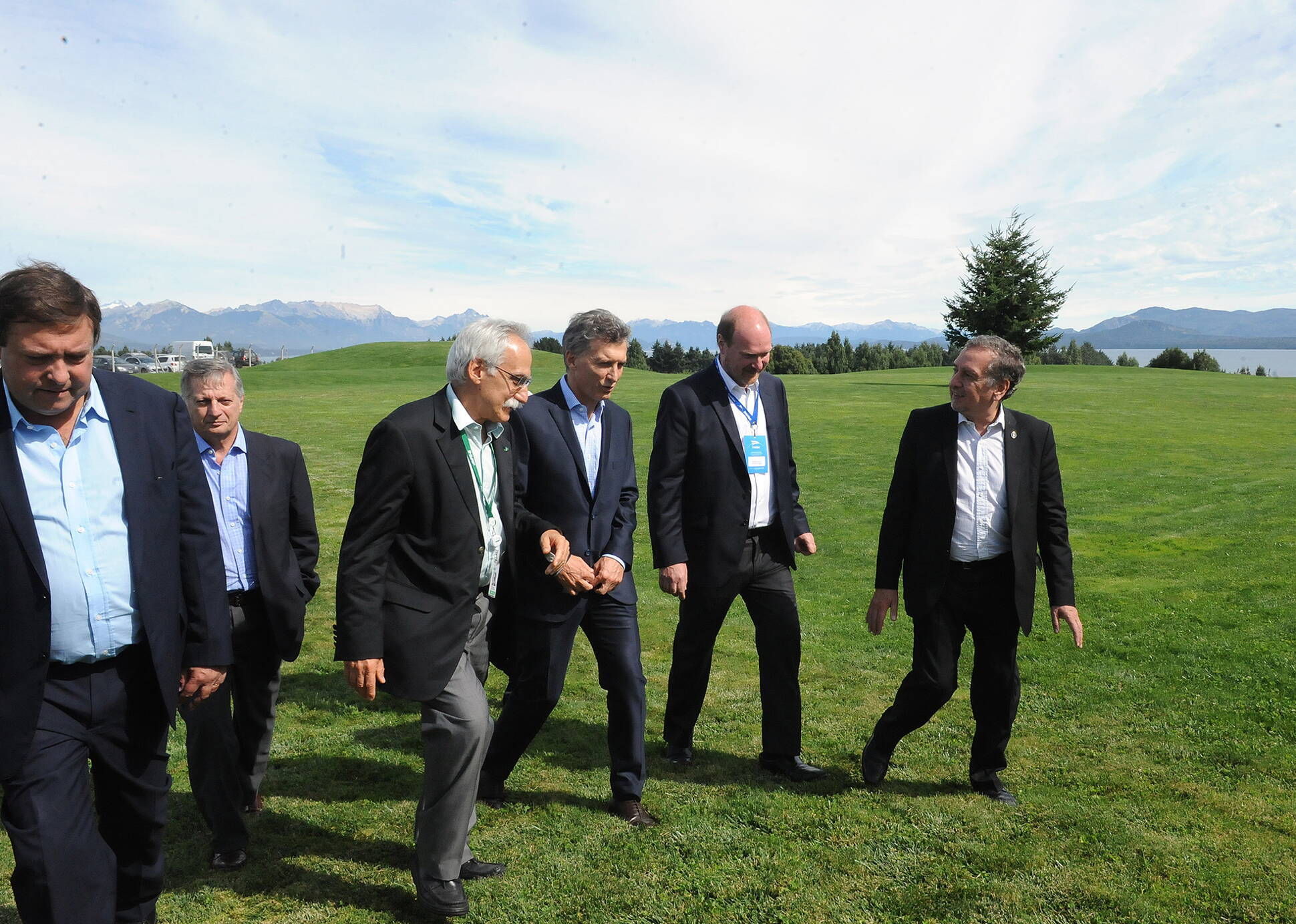 El presidente Mauricio Macri recorrió la sede del Invap, donde anunció el lanzamiento de la plataforma tecnológica Frontec. 