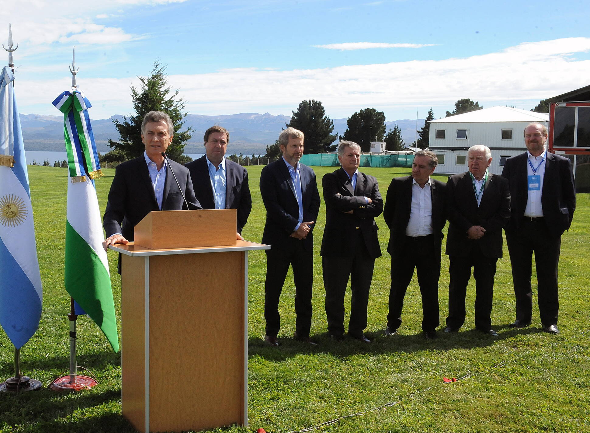 El Presidente recorrió la sede del Invap y anunció el lanzamiento de la plataforma tecnológica. 