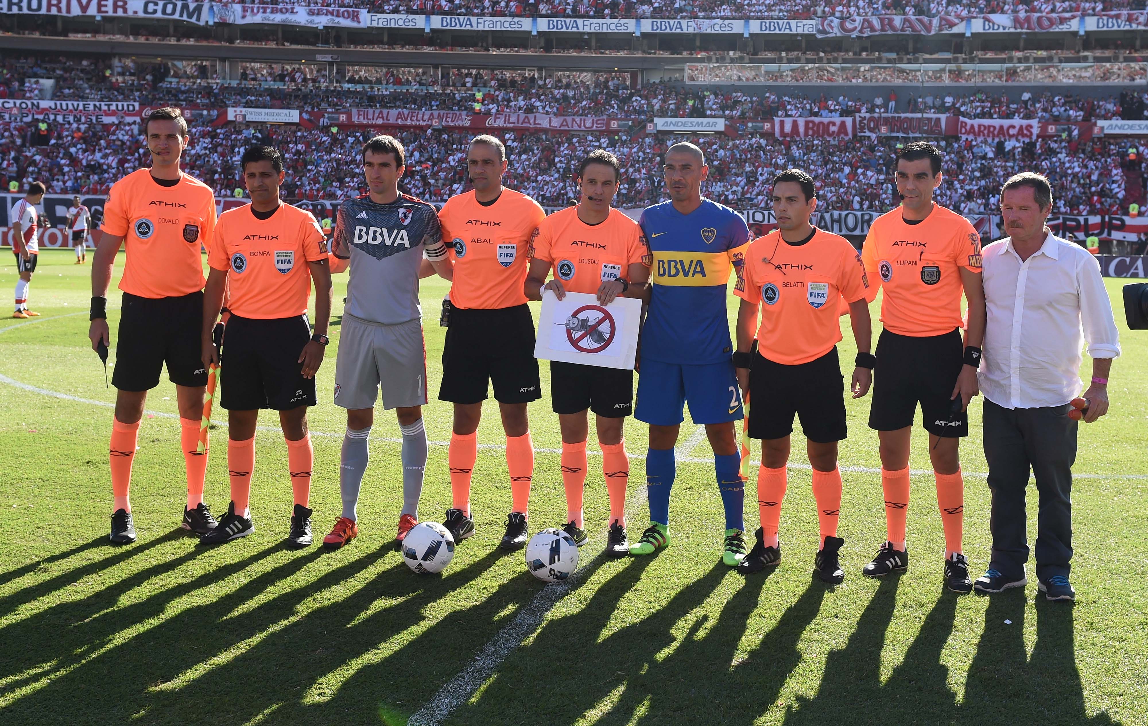 Los capitanes de River y Boca y la terna arbitral se sumaron a la campaña contra el dengue.