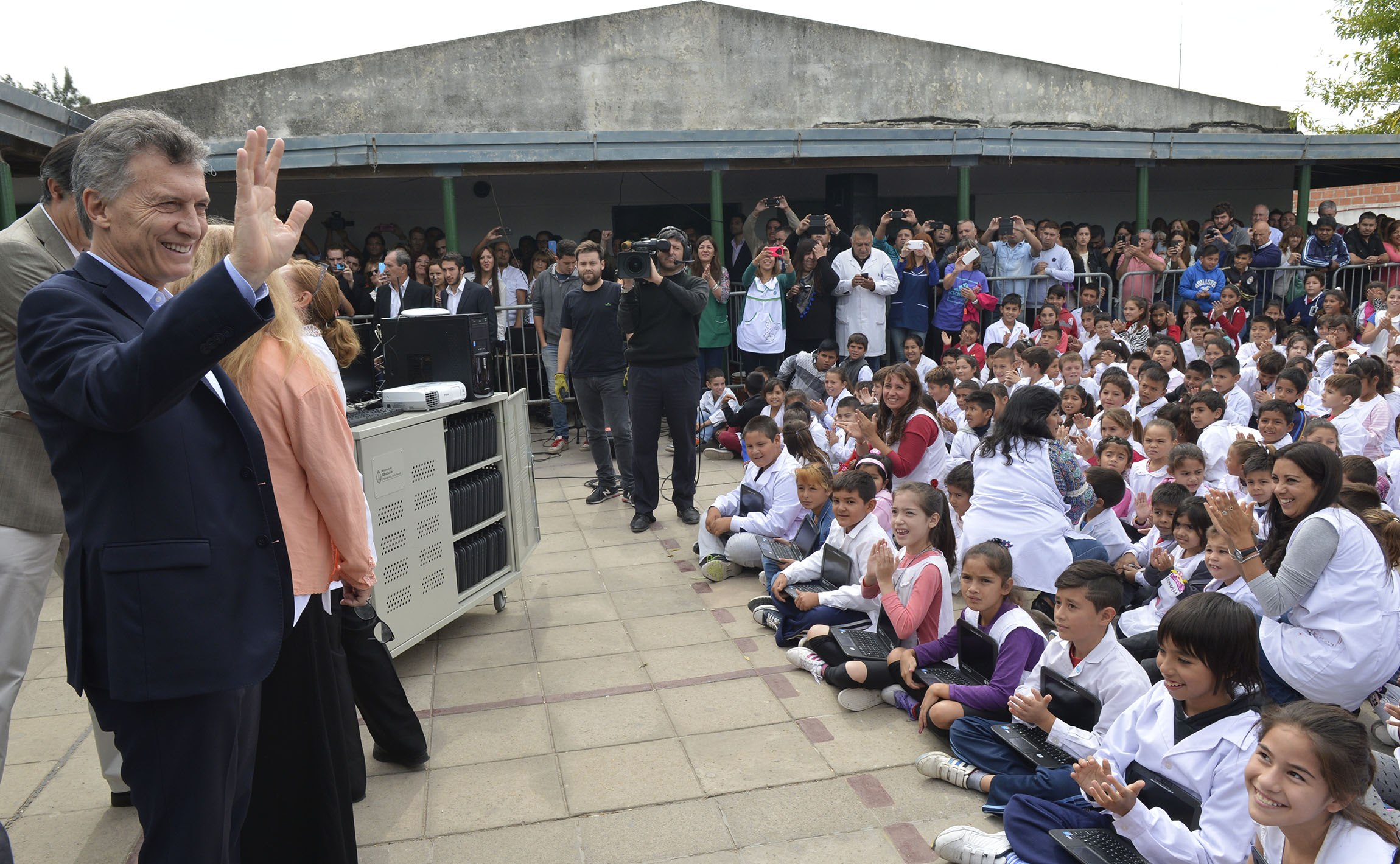 El Presidente entregó aulas digitales en una escuela de Merlo.