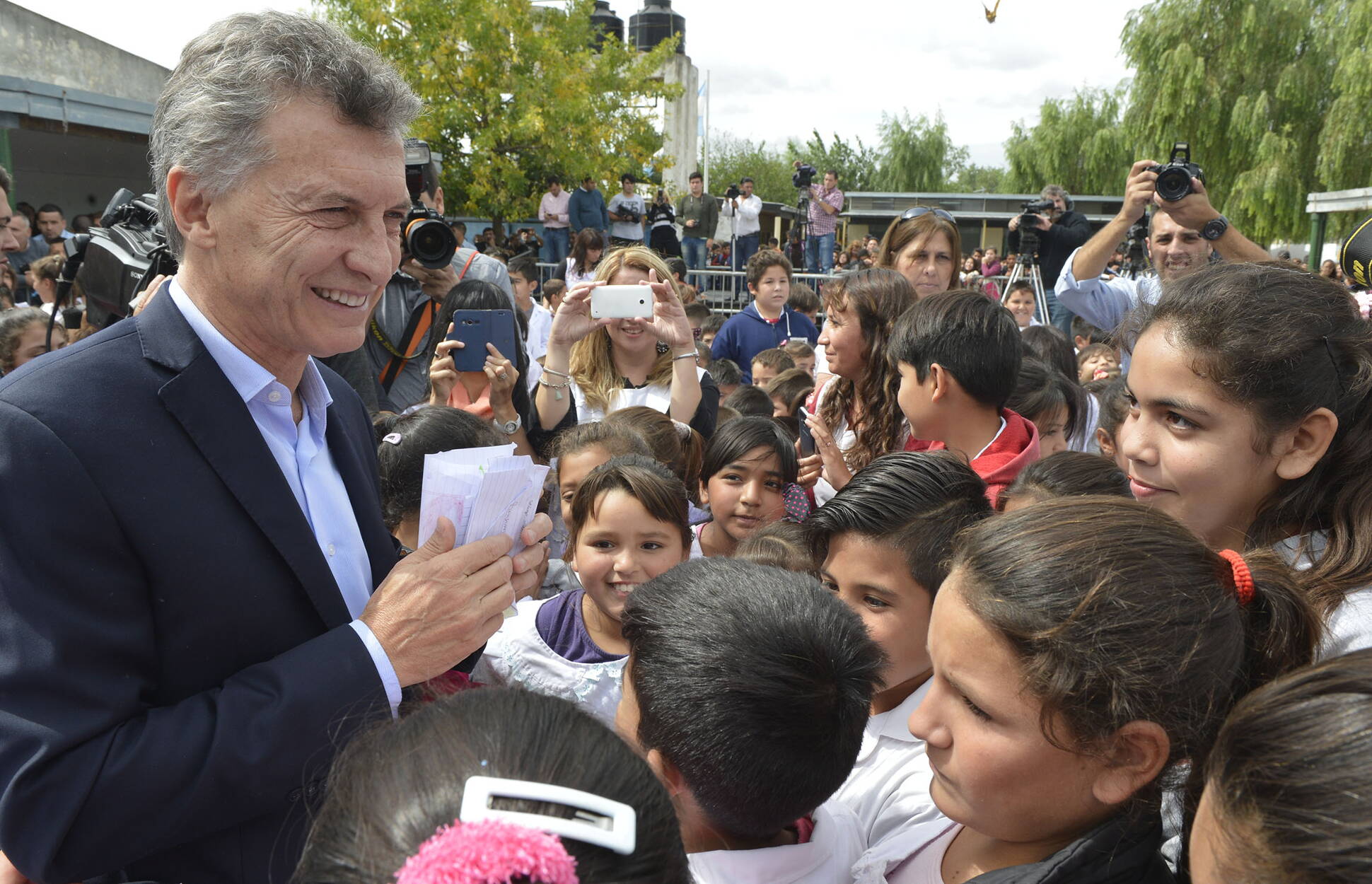 El Presidente entregó aulas digitales en una escuela de Merlo.